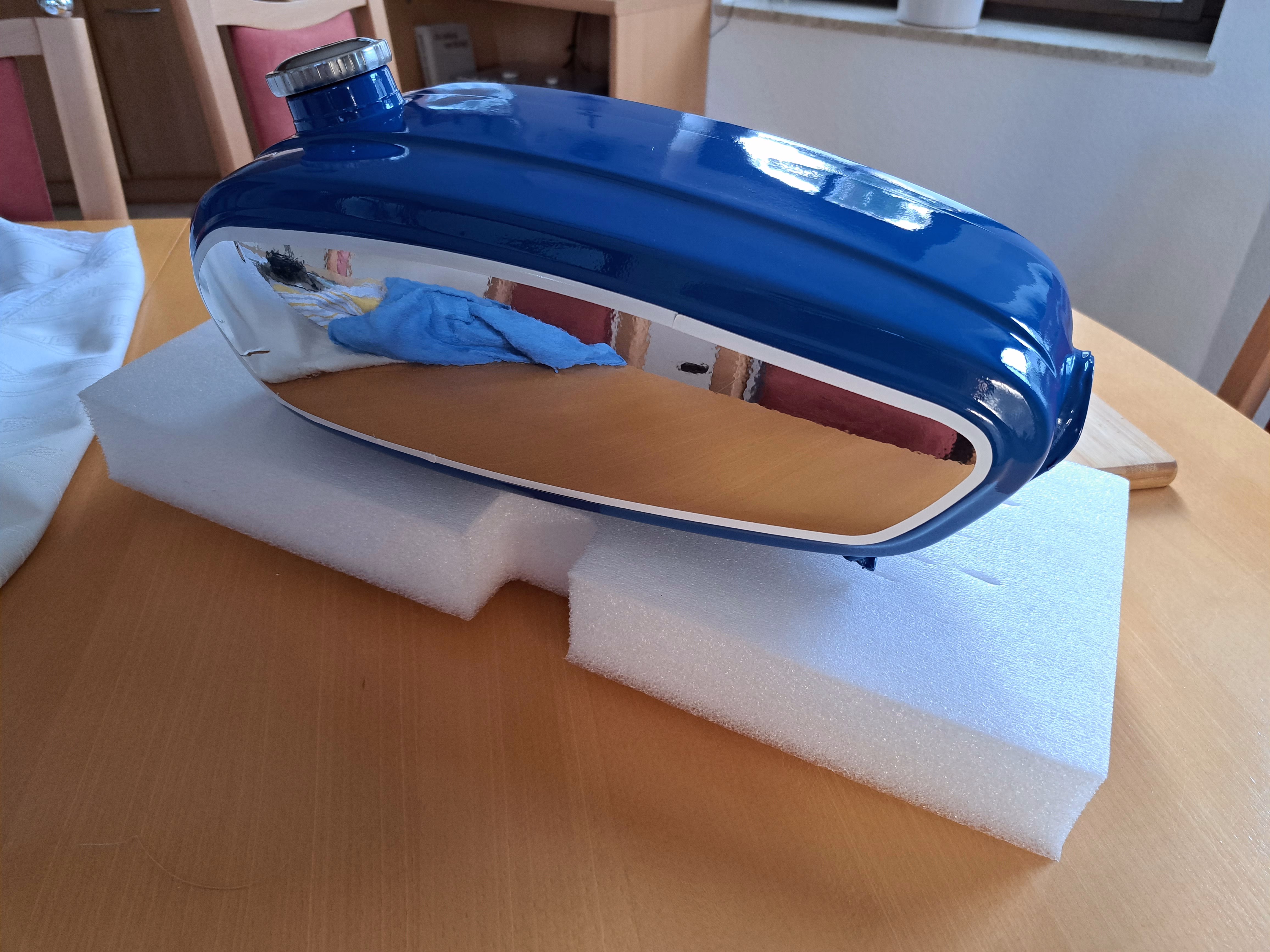 Chromfolie seitlich auf einem Tank