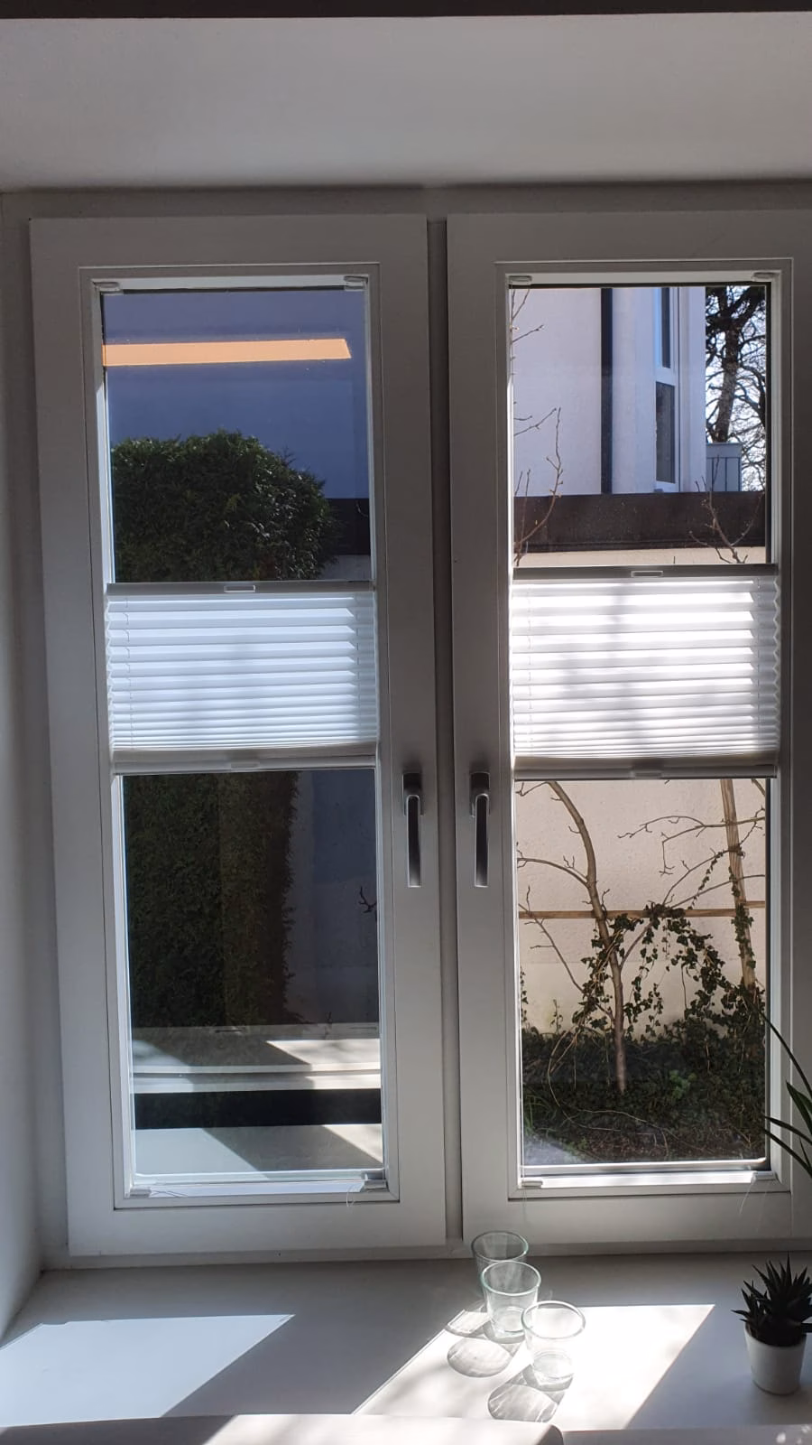 einseitiger Sichtschutz von außen am Fenster bei genügend Tageslicht einseitiger Sichtschutz von außen am Fenster bei genügend Tageslicht