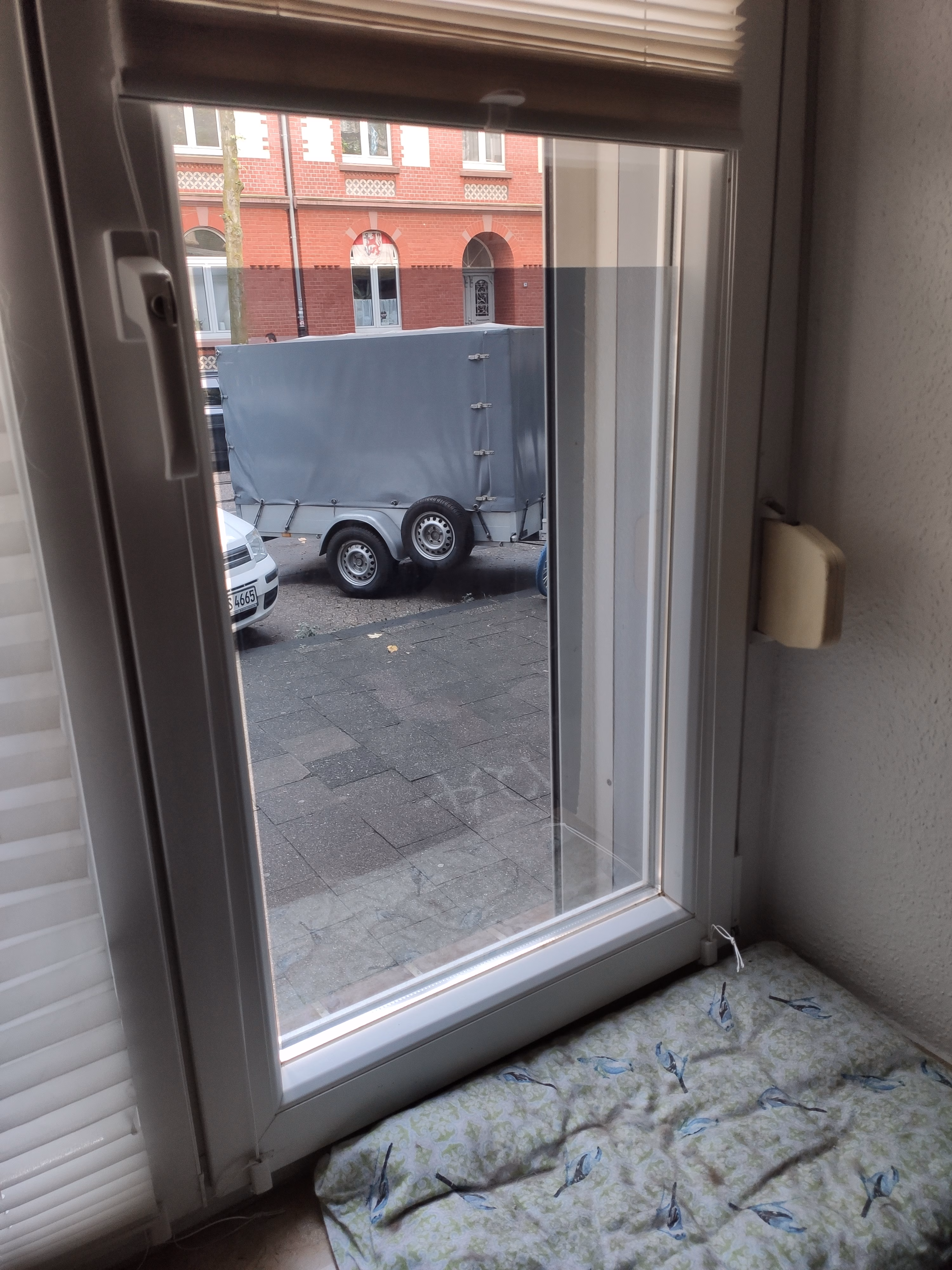 Spionspiegelfolie als Sichtschutz an einem Fenster in der Innenstadt Spionspiegelfolie als Sichtschutz an einem Fenster in der Innenstadt