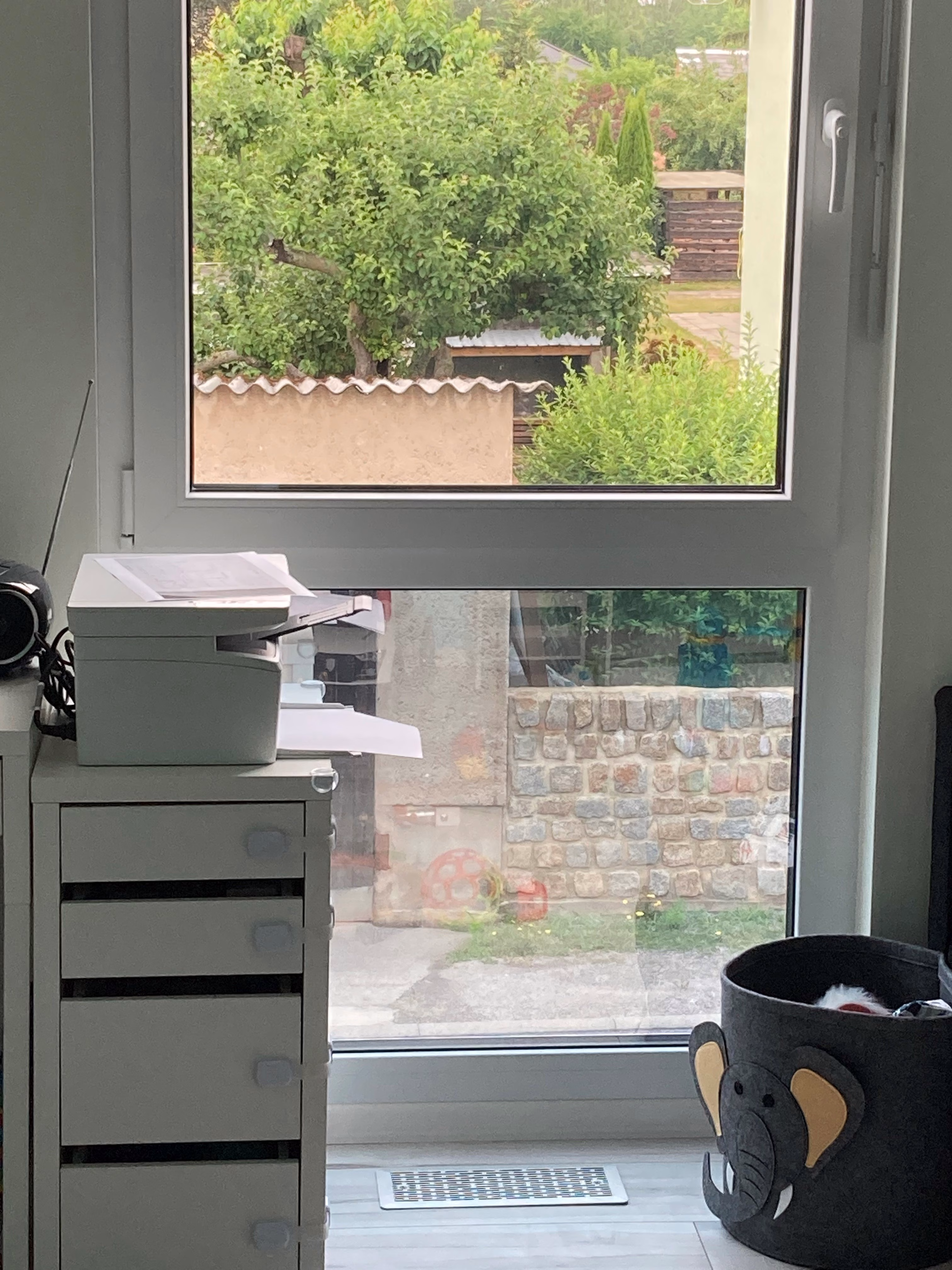 Einseitig verspiegeltes Fenster mit Spionspiegelfolie Einseitig verspiegeltes Fenster mit Spionspiegelfolie