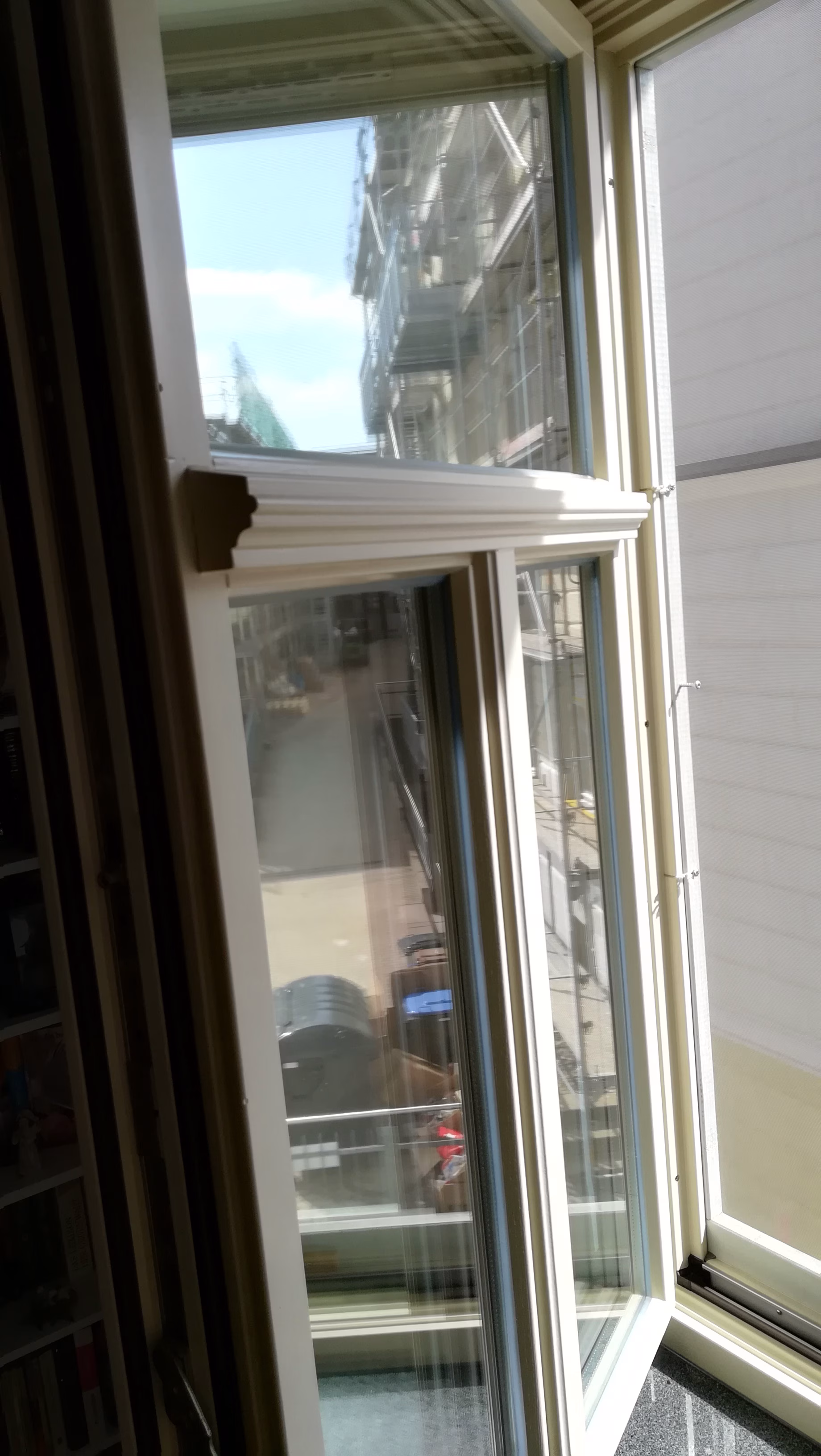 geöffnetes Stegfenster mit Spionspiegelfolie foliert geöffnetes Stegfenster mit Spionspiegelfolie foliert