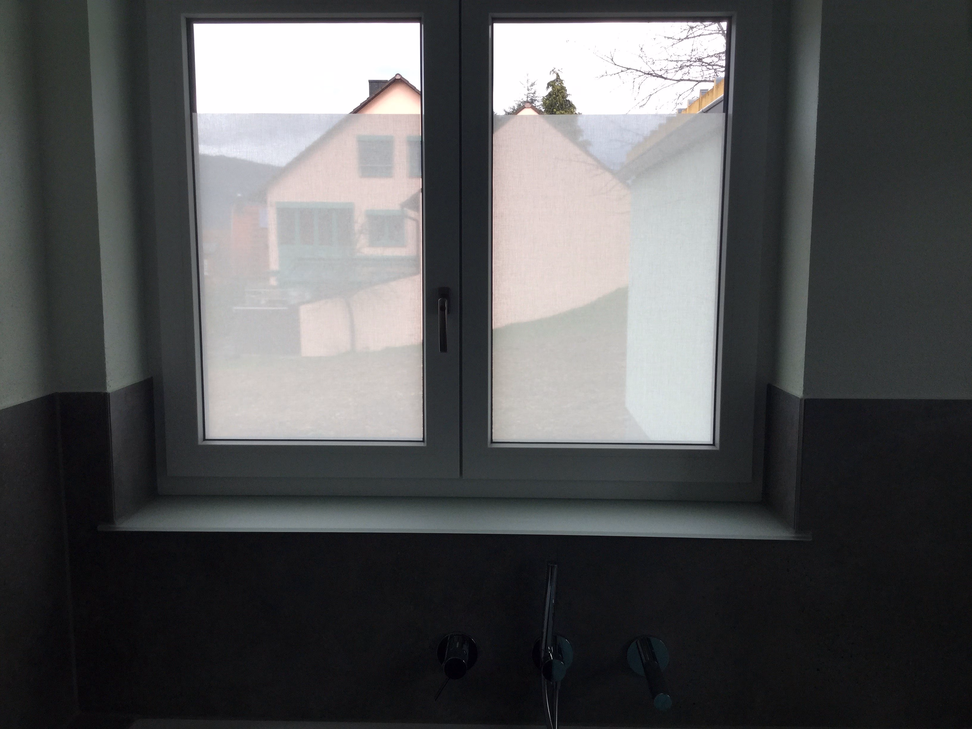 Textilgewebefolie als Sichtschutz im Badezimmer angebracht