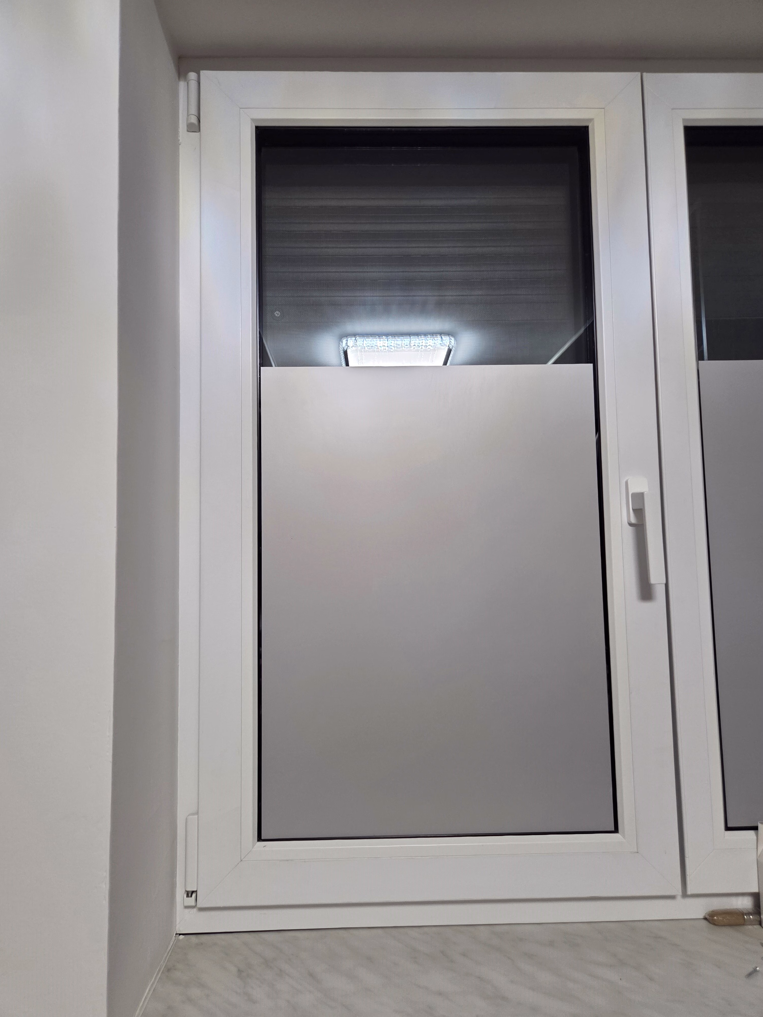 Sichtschutz- und Sonnenschutzfolie, silber matt verspiegelt Sichtschutz- und Sonnenschutzfolie, silber matt verspiegelt