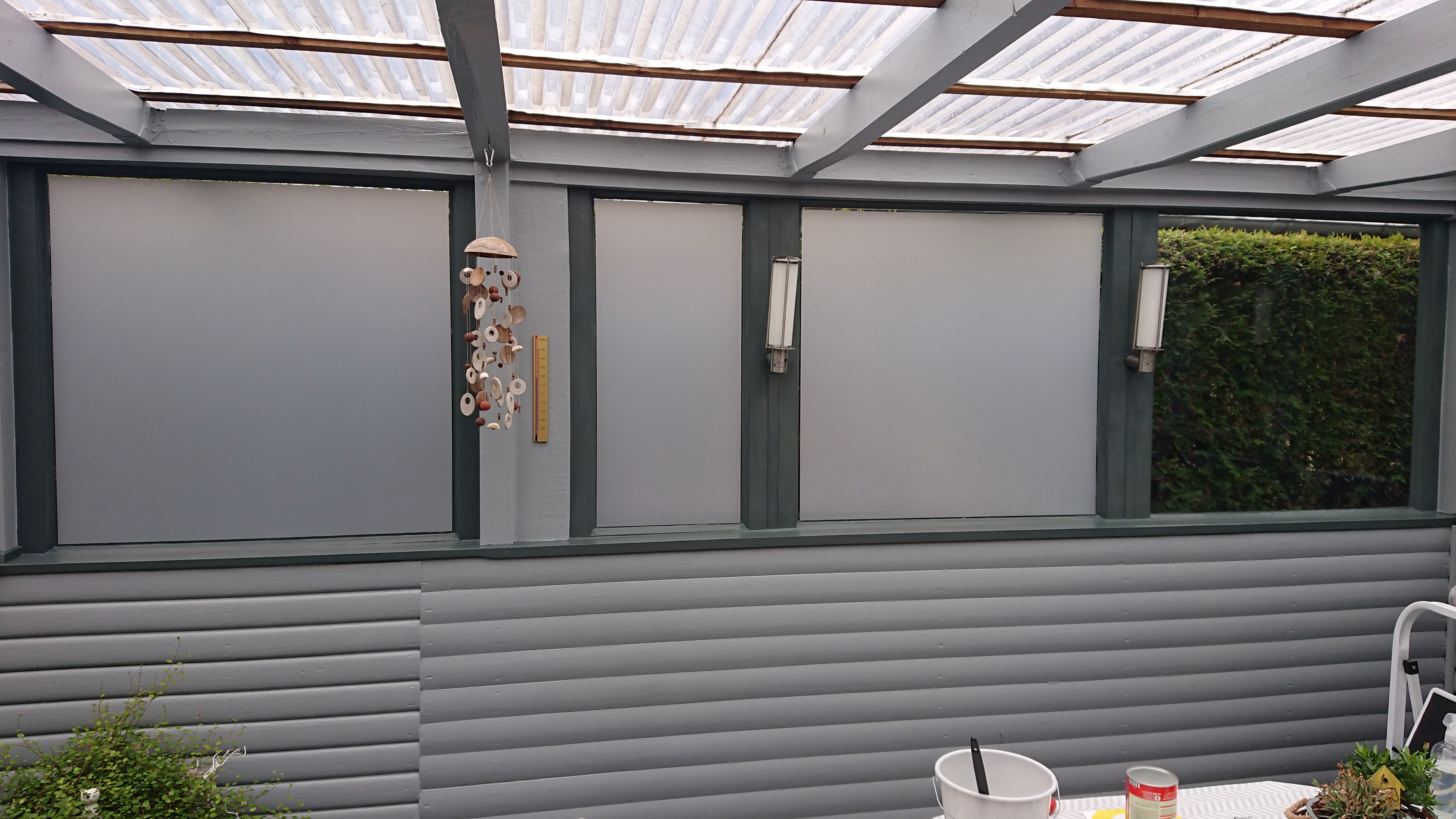 Silber matte Sicht- und Sonnenschutzfolie auf den Fenstern eines Wintergartens angebracht