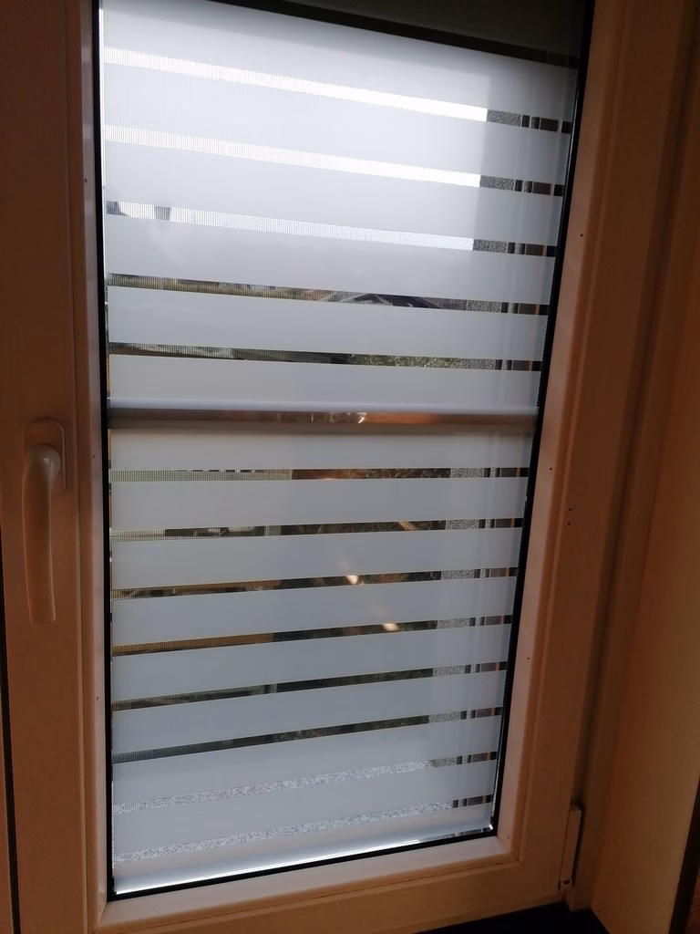 Fensterfolie horizontalen Streifen als Sichtschutz auf einem Fenster Fensterfolie horizontalen Streifen als Sichtschutz auf einem Fenster