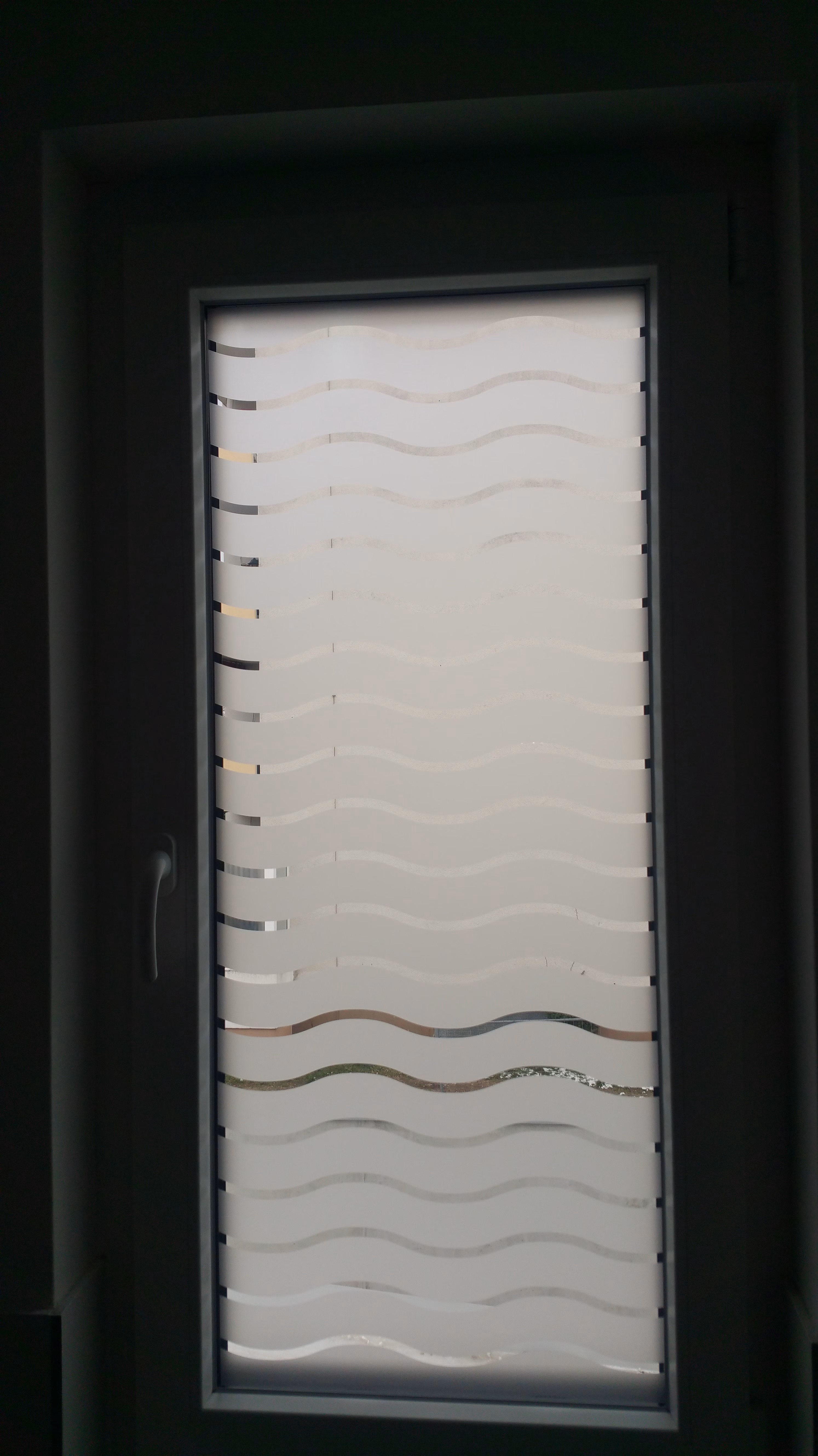 Klebefolie mit Wellen Optik auf einem Flügelfenster