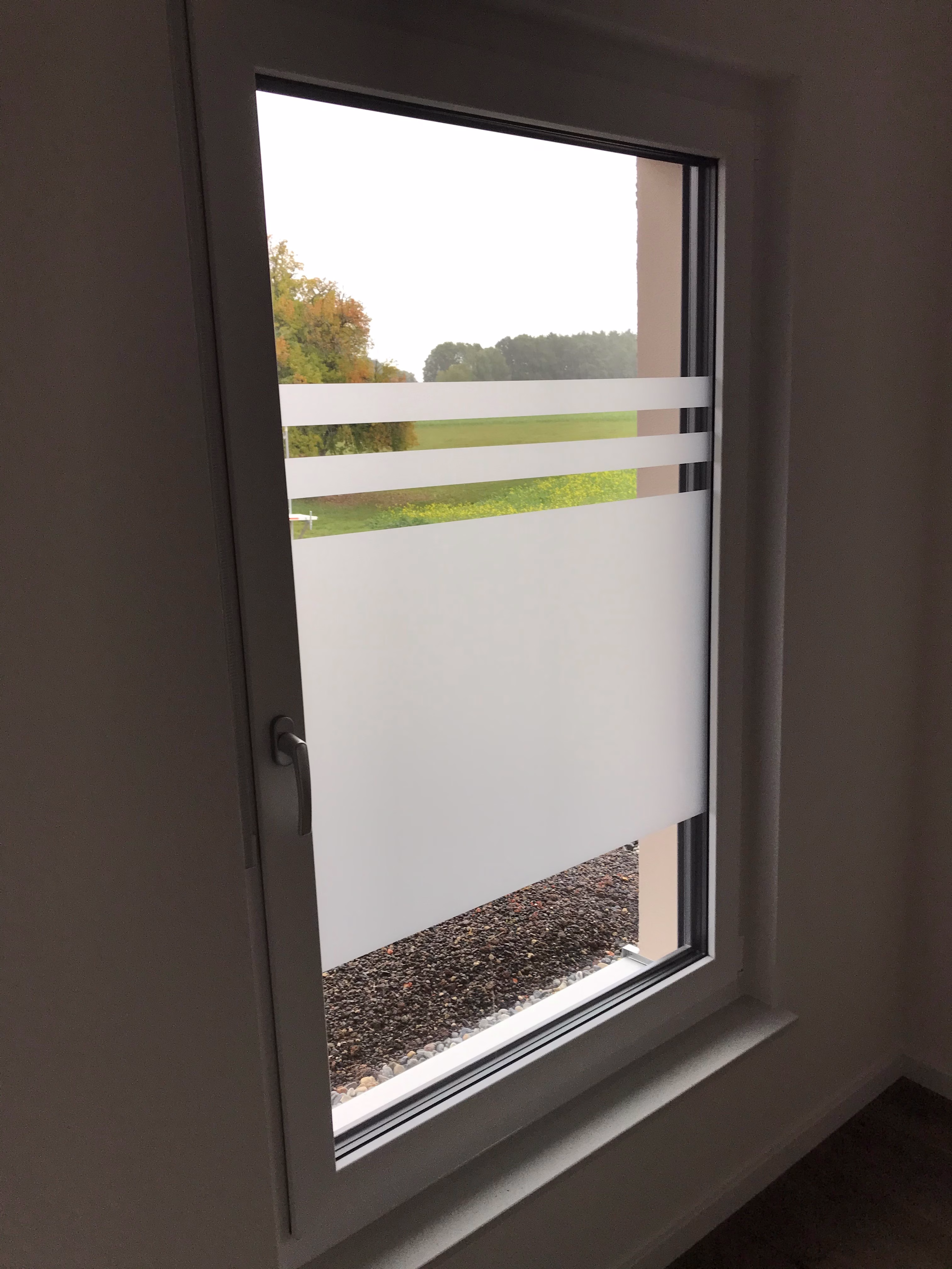 Individuelle Glasdekorfolie als Sichtschutz am Fenster Individuelle Glasdekorfolie als Sichtschutz am Fenster
