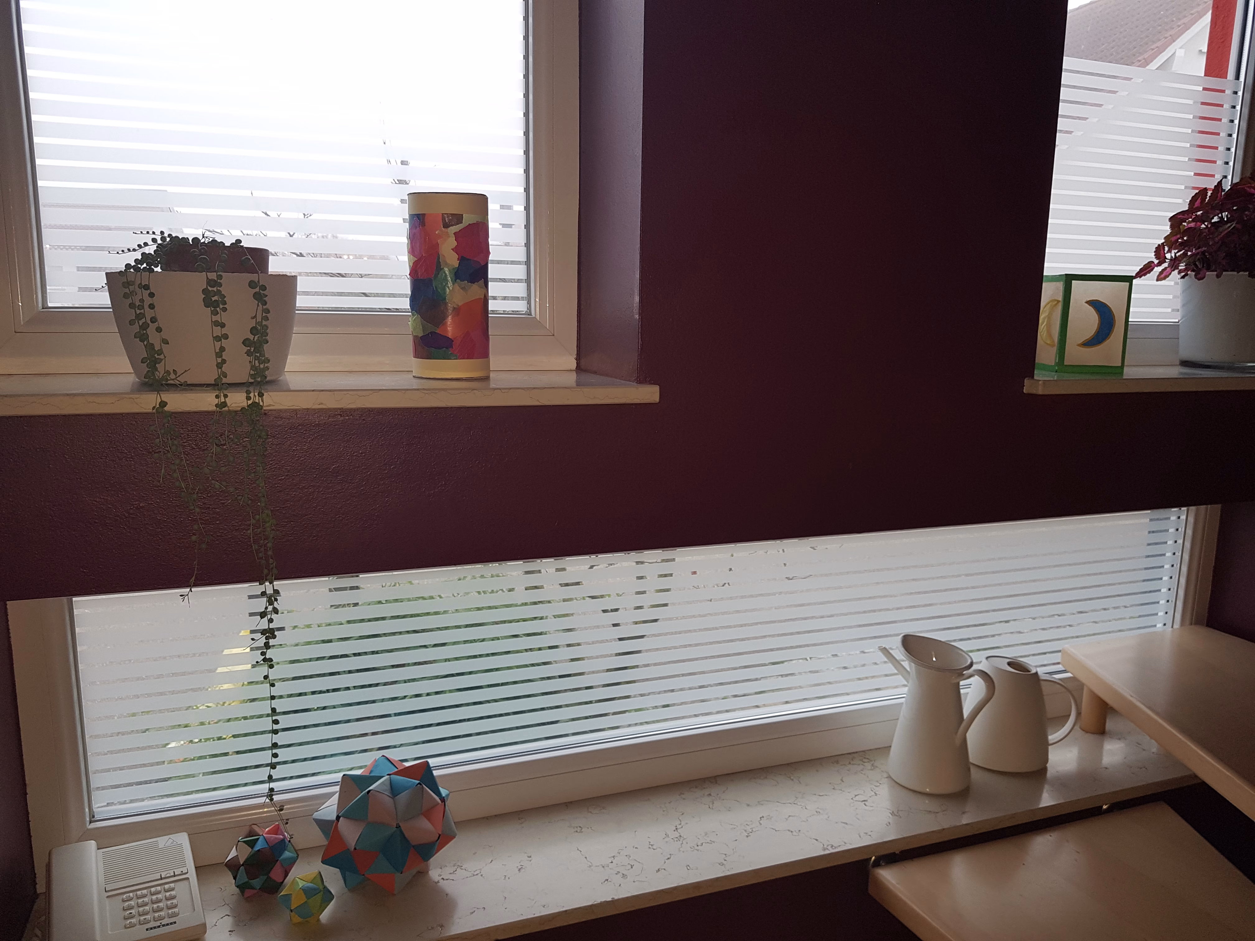 Schöne Dekorfolie mit horizontalen weißen Streifen als Sichtschutz am Fenster