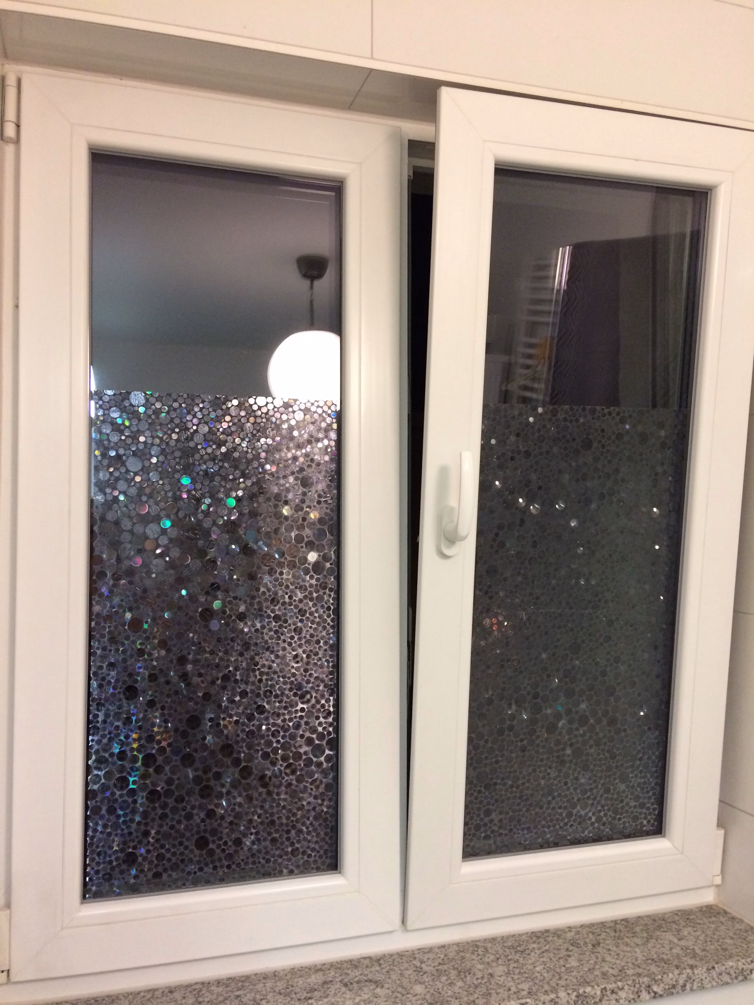 Dekorative Folie in Perlen- Glanzoptik im Badezimmer