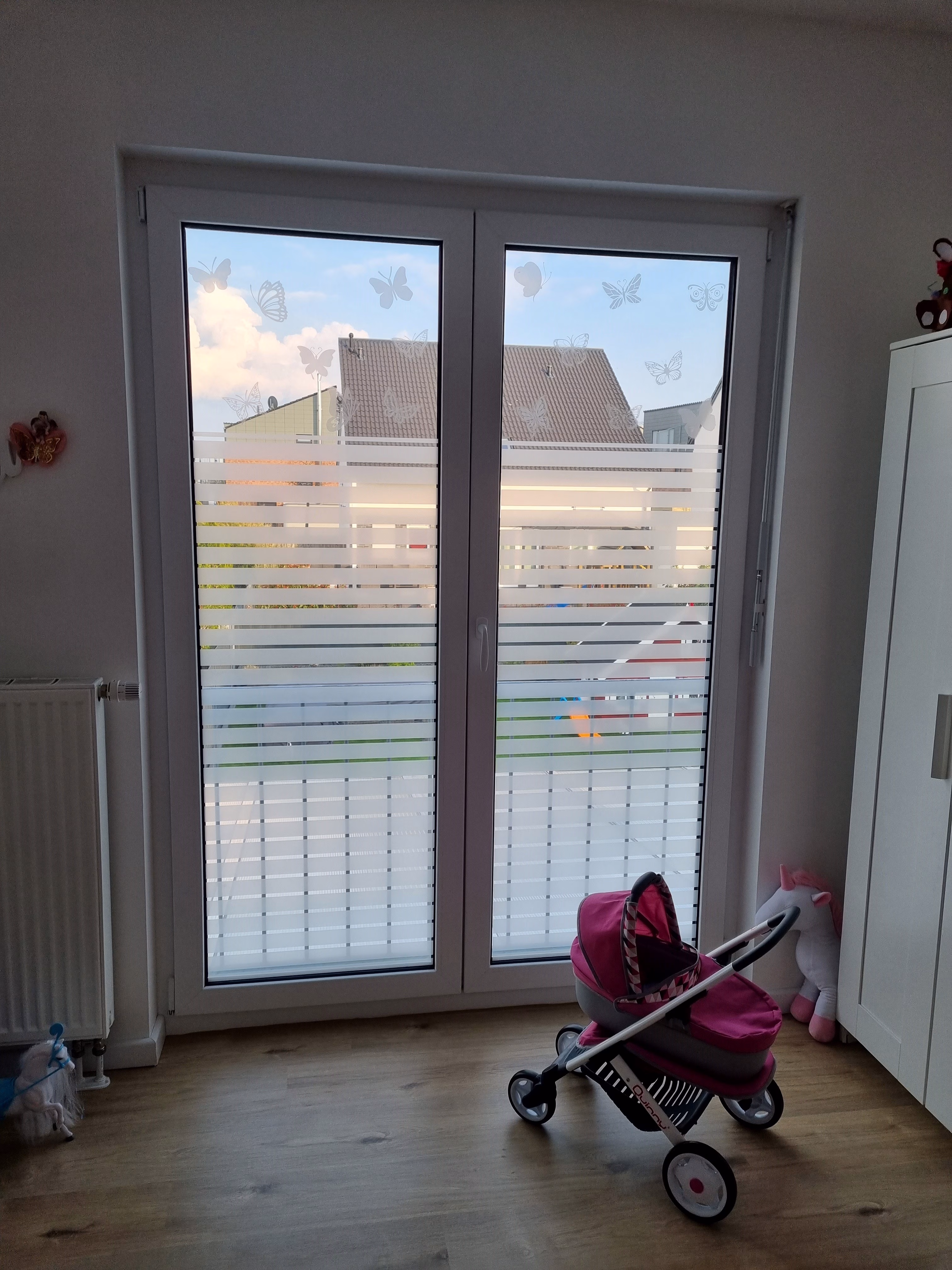 Streifenfolie auf bodentiefen Doppelfenster im Kinderzimmer Streifenfolie auf bodentiefen Doppelfenster im Kinderzimmer