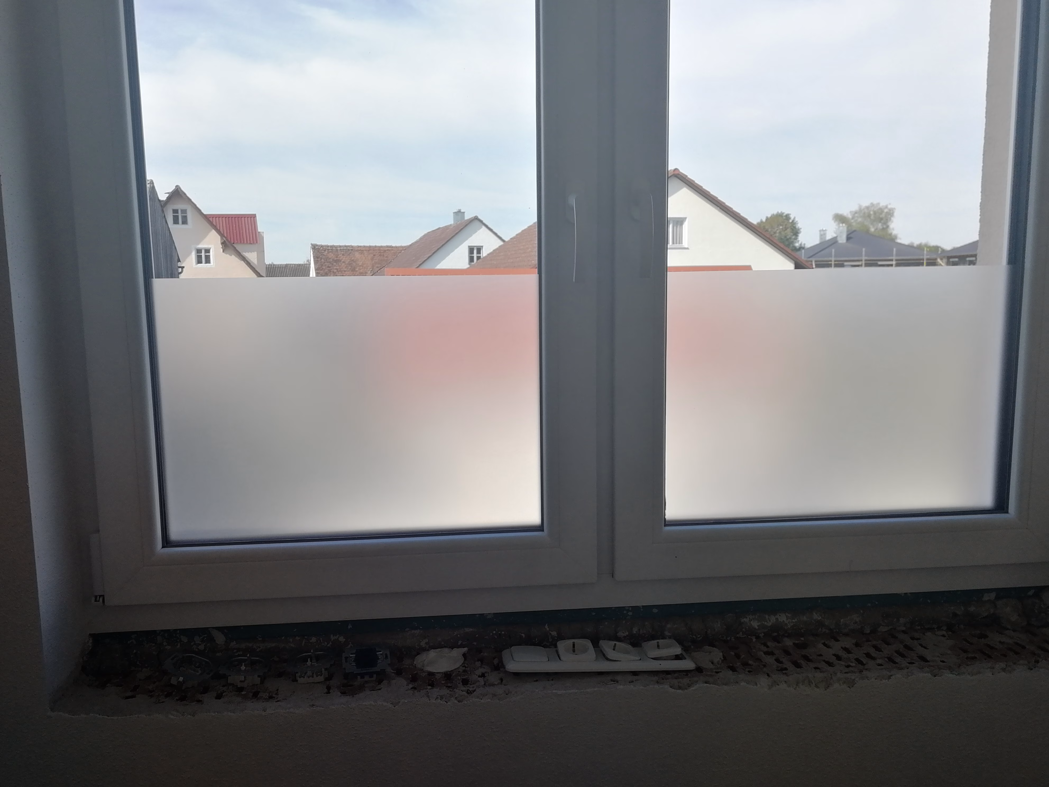 Sichtschutzfolie im unteren Bereich eines Fensters geklebt