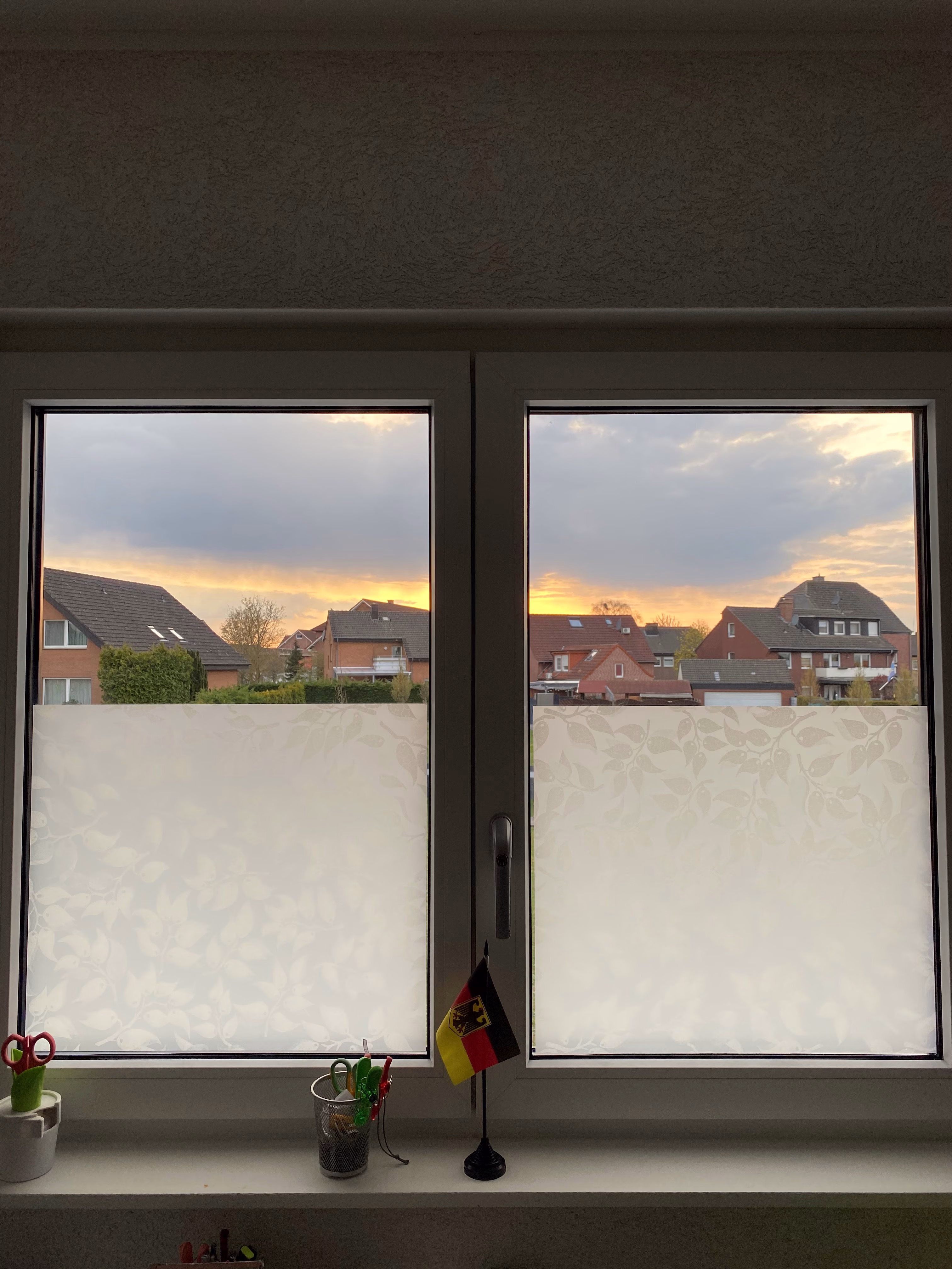 Sichtschutzfolie mit Blätter auf weißem Grund Sichtschutzfolie mit Blätter auf weißem Grund