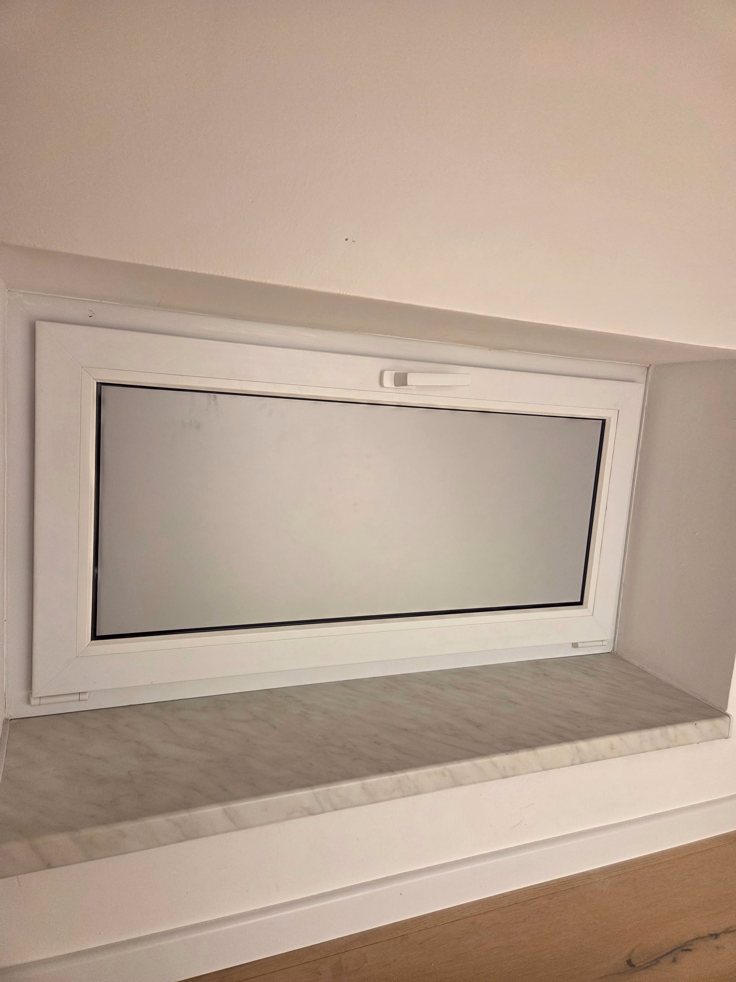 Sichtschutz- und Sonnenschutzfolie, silber matt verspiegelt Sichtschutz- und Sonnenschutzfolie, silber matt verspiegelt