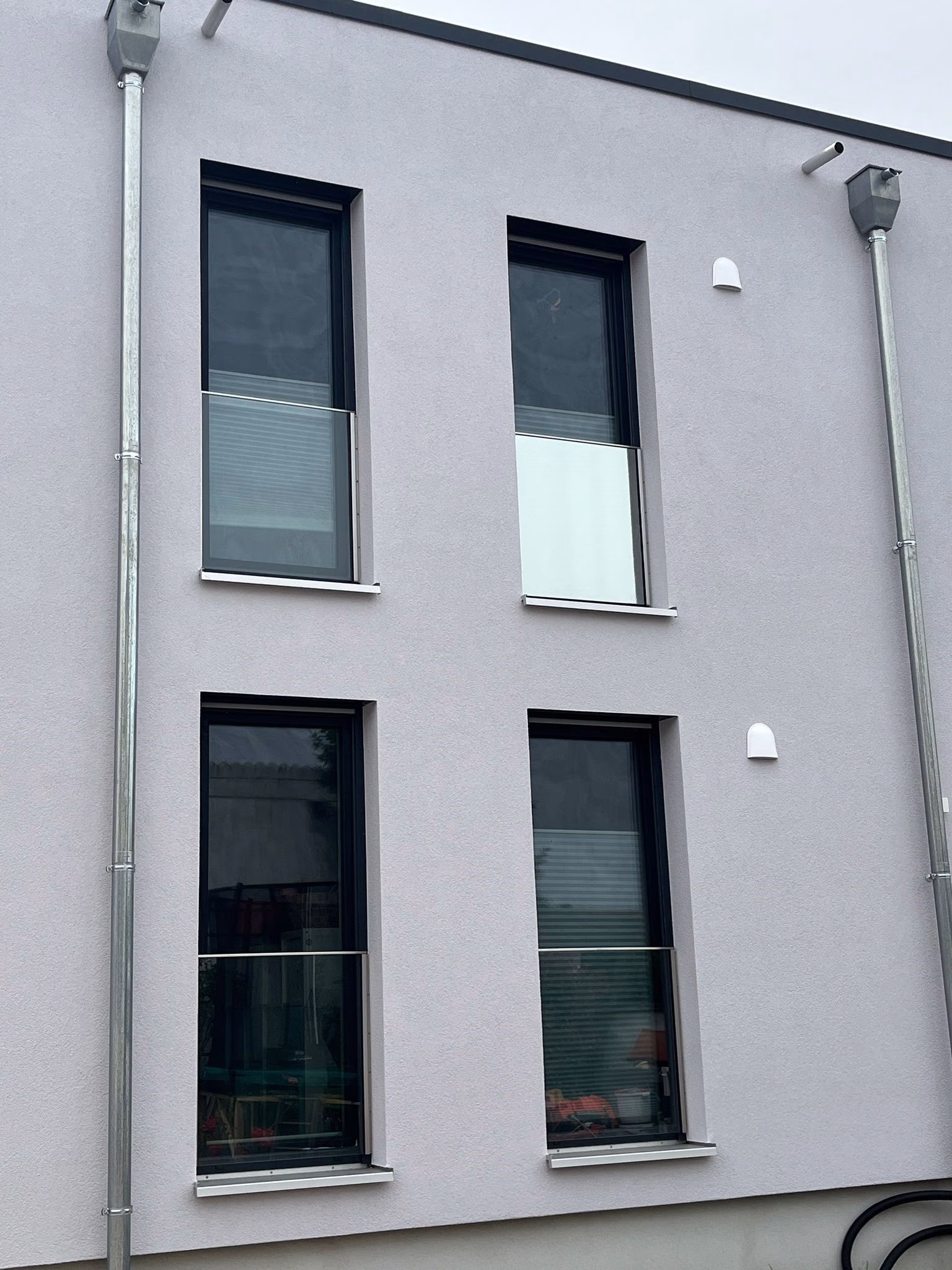 Glasgeländer mit silberner Spiegelfolie Glasgeländer mit silberner Spiegelfolie