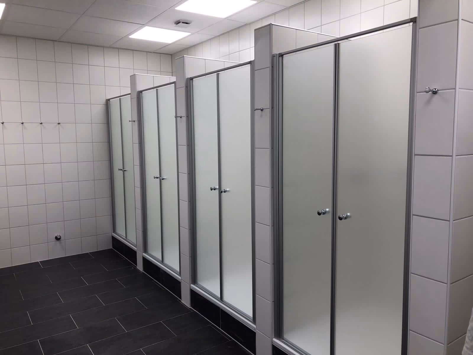 Antibakterielle Folie Hexis Purezone in weiß matt auf einer Duschwand
