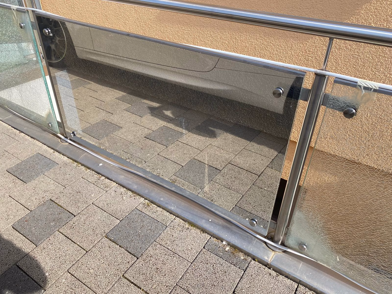 Spionspiegelfolie auf Glasgeländer Spionspiegelfolie auf Glasgeländer