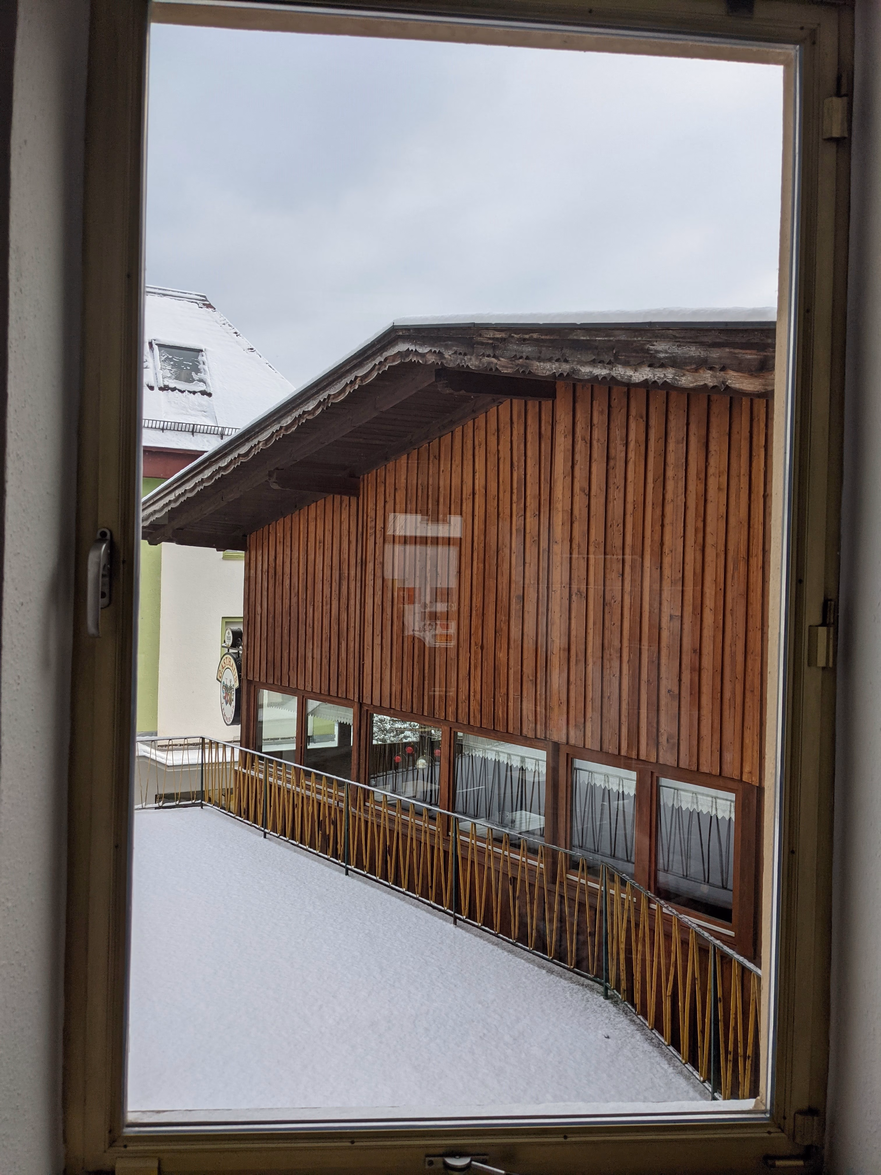 UV-Schutzfolie auf einem Flügelfenster
