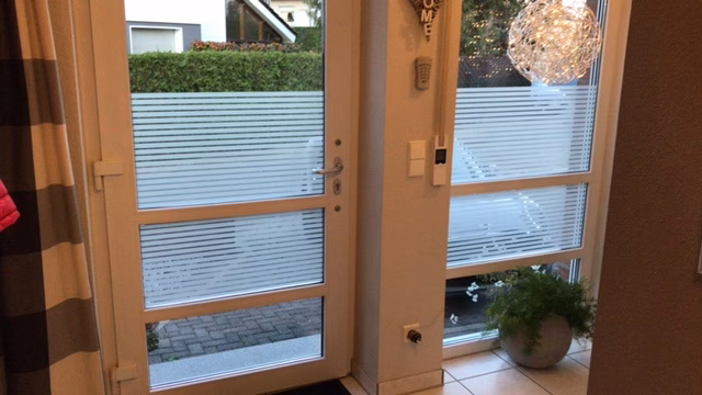 Sichtschutzfolie mit horizontalen Streifen