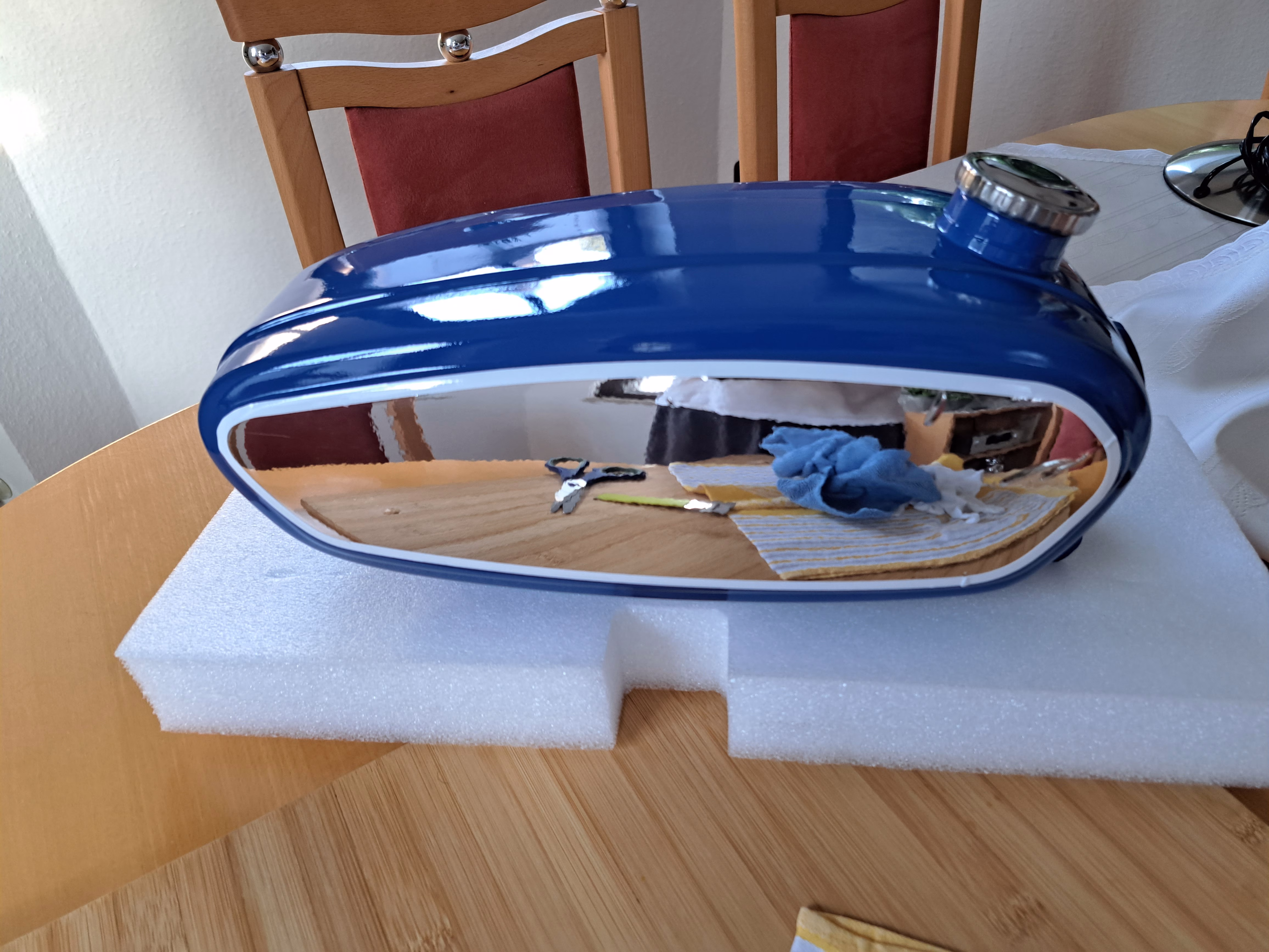 Klebefolie in Chromoptik auf einem Tank