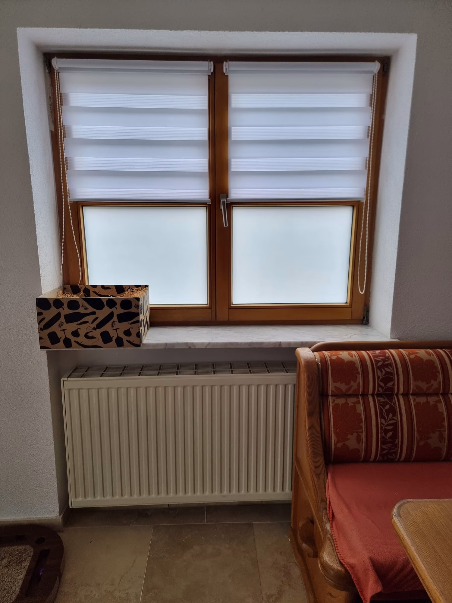 Kleberlose Fensterfolie, blickdicht weiß matt Kleberlose Fensterfolie, blickdicht weiß matt