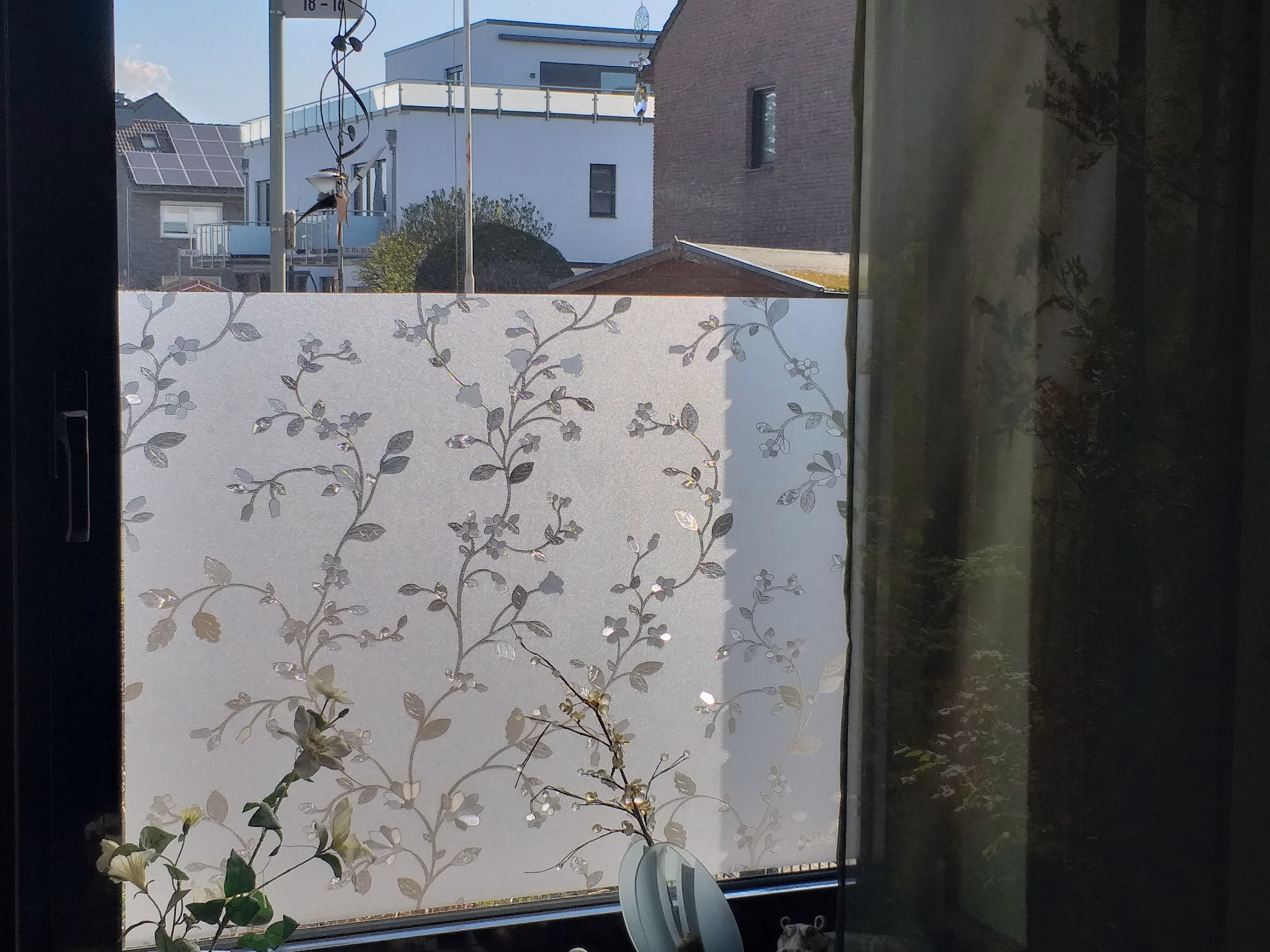 kleberlose Fensterfolie mit Blumenranken