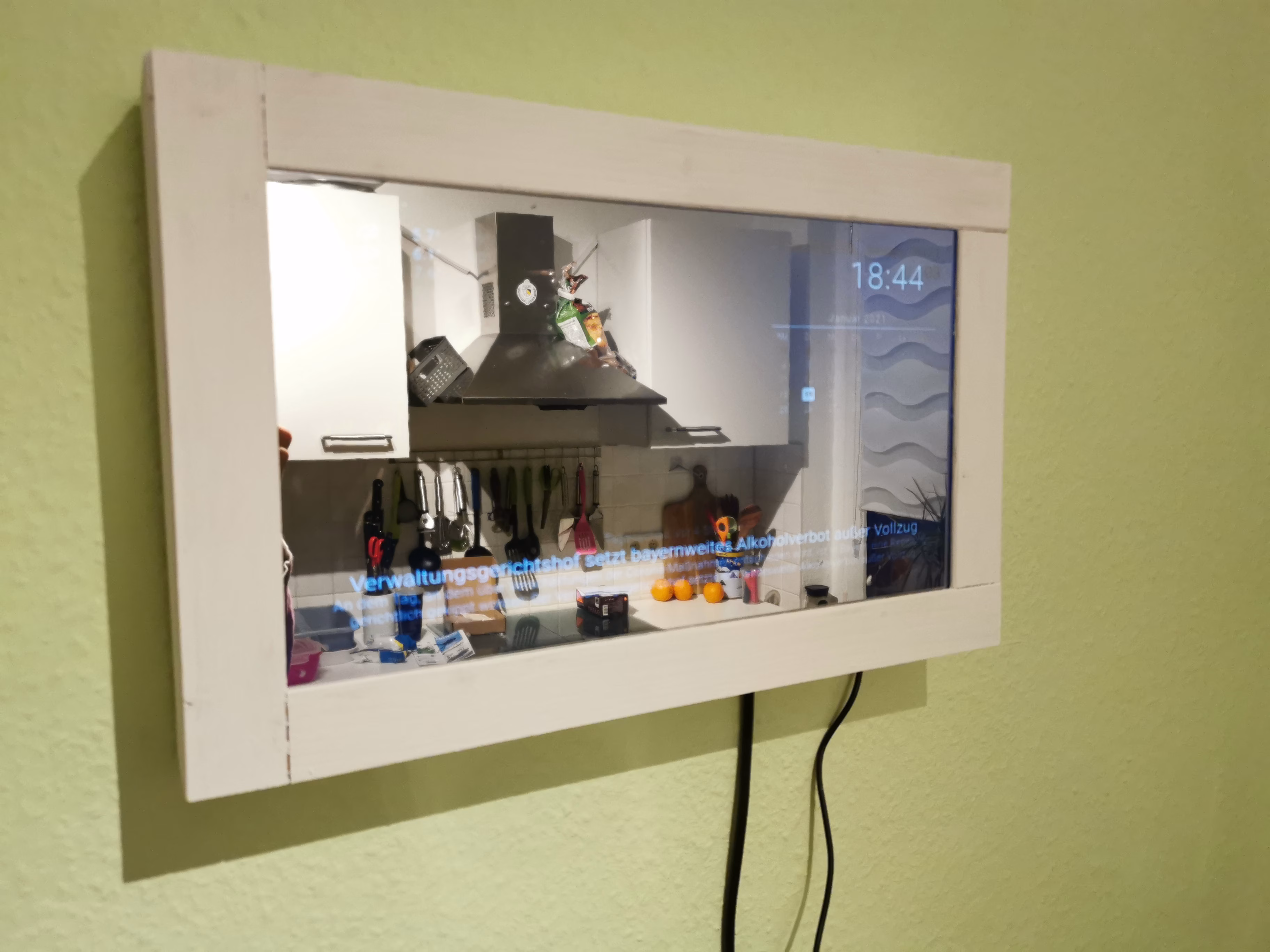 MagicMirror mit Spionspiegelfolie MagicMirror mit Spionspiegelfolie