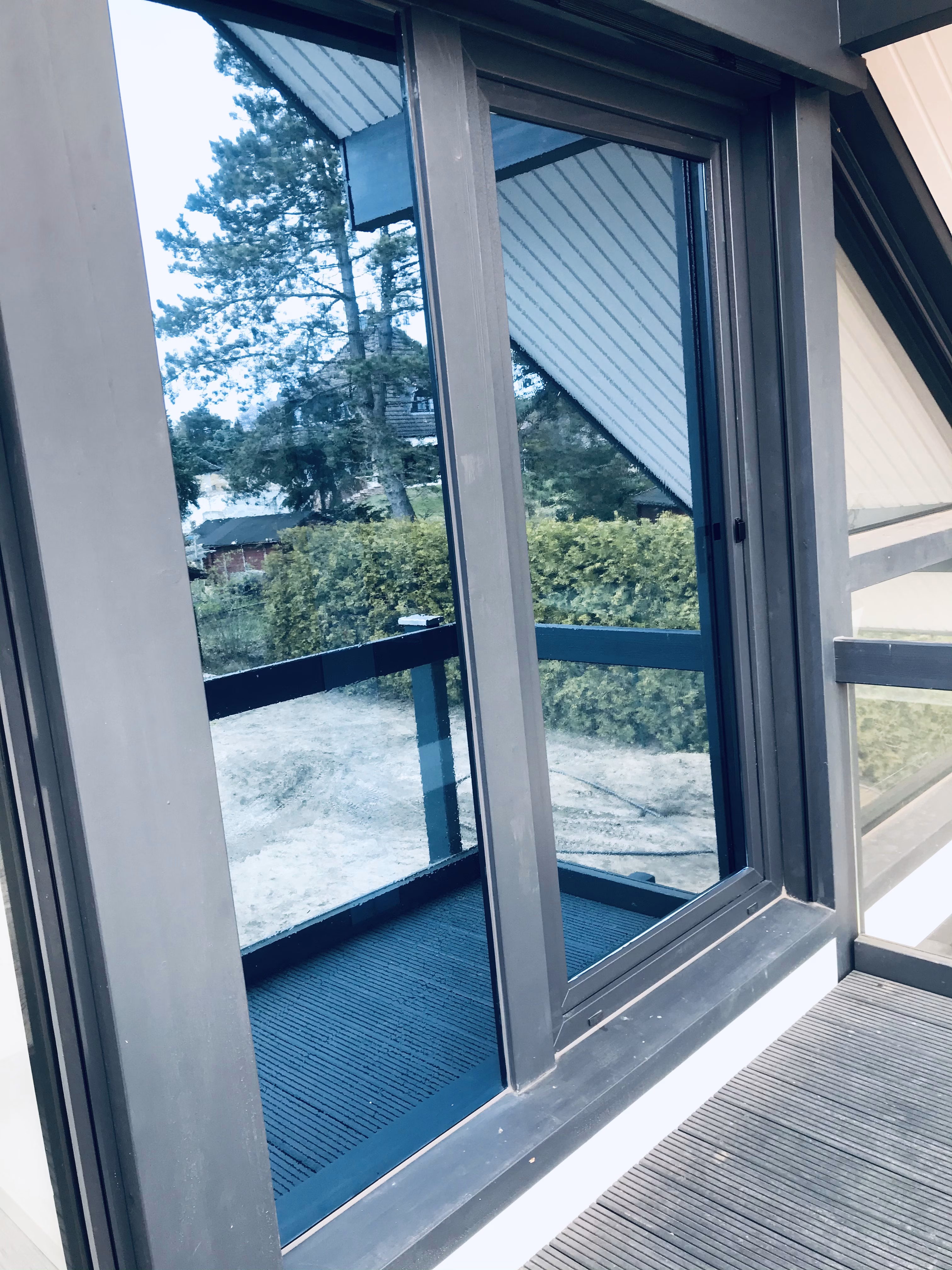 bodentiefe Fenster mit silberner Spionspiegelfolie