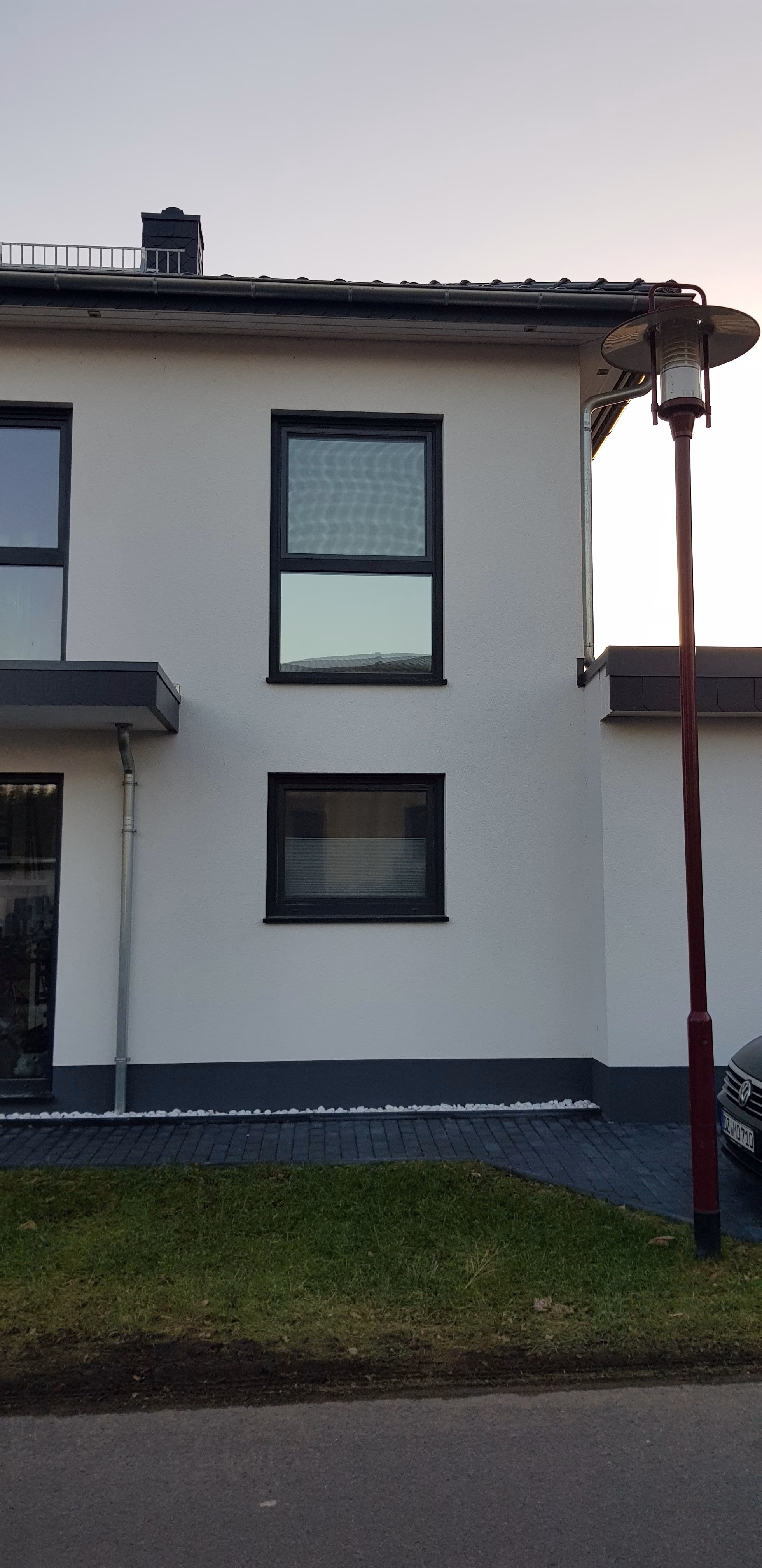 verspiegelte Sichtschutzfolie silber dunkel auf einem geteiltem Fenster verspiegelte Sichtschutzfolie silber dunkel auf einem geteiltem Fenster