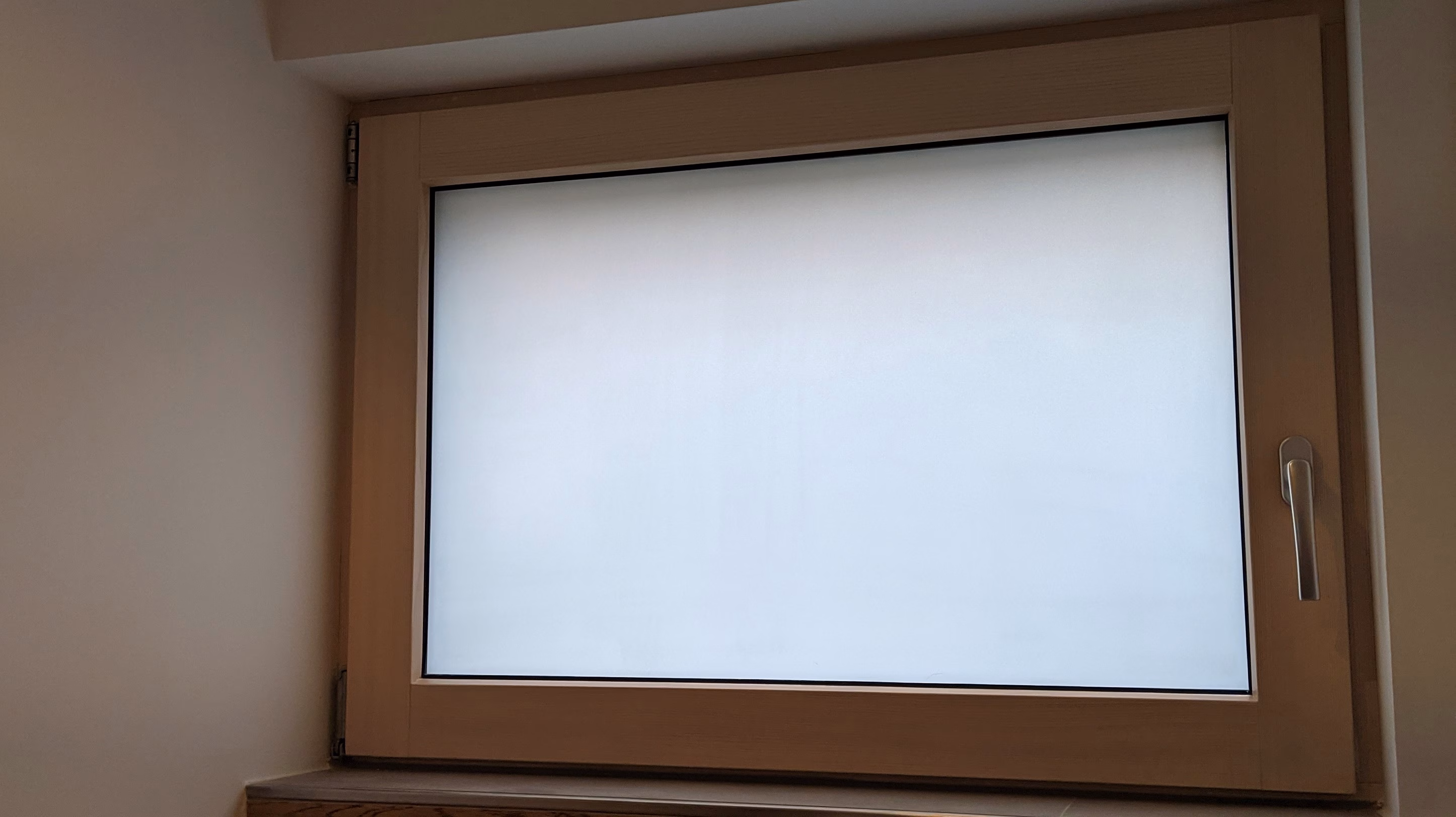 Kleberlose Milchglasfolie als einen blickdichten Sichtschutz im Badezimmer Kleberlose Milchglasfolie als einen blickdichten Sichtschutz im Badezimmer
