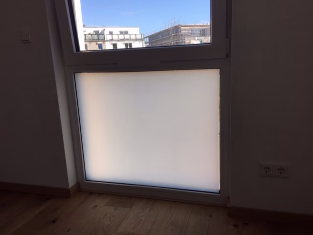 Feststehendes Fenster mit kleberloser Sichtschutzfolie