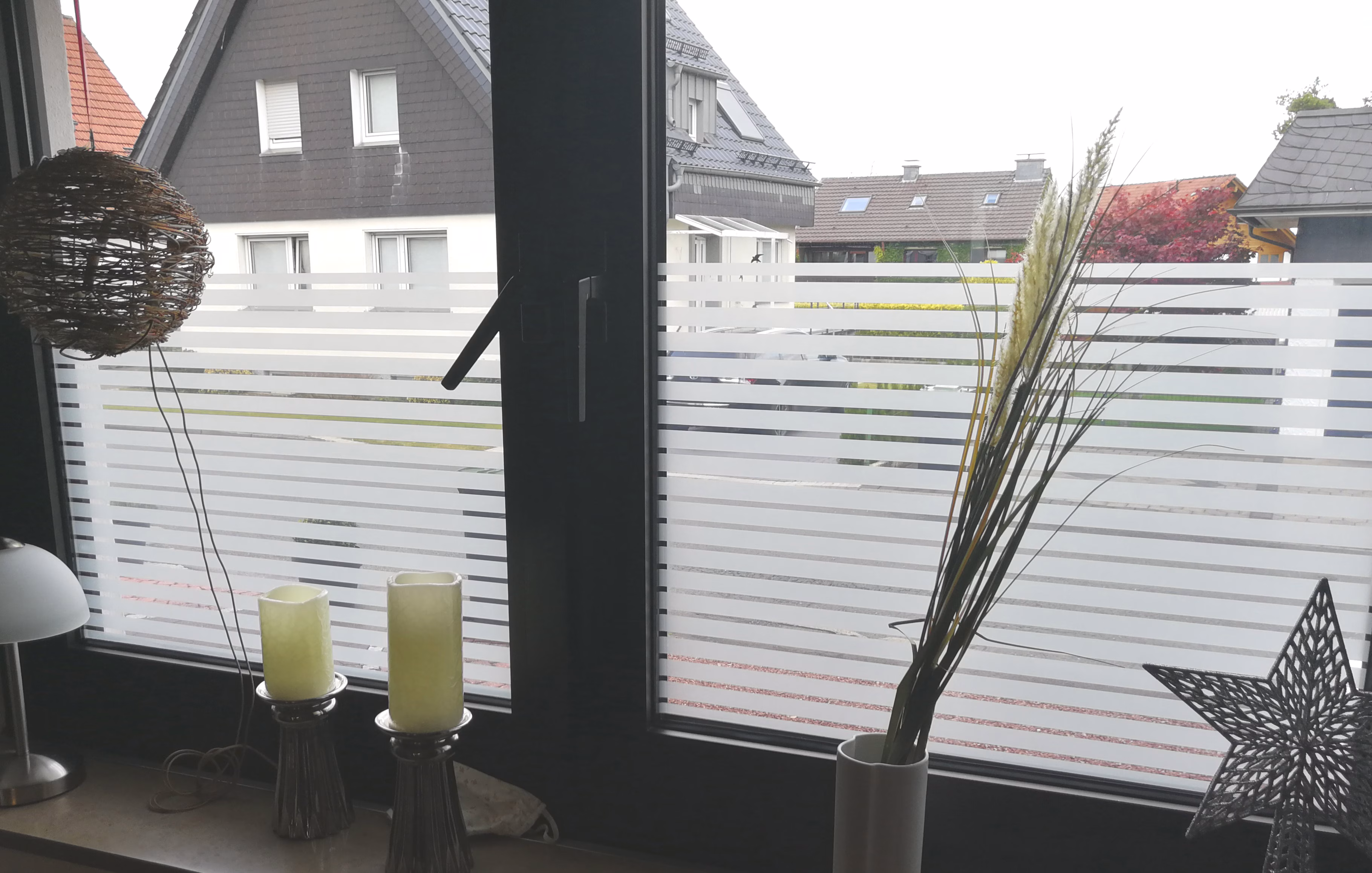 Dekorfolie Streifenbreite 18mm auf einem Doppelfenster