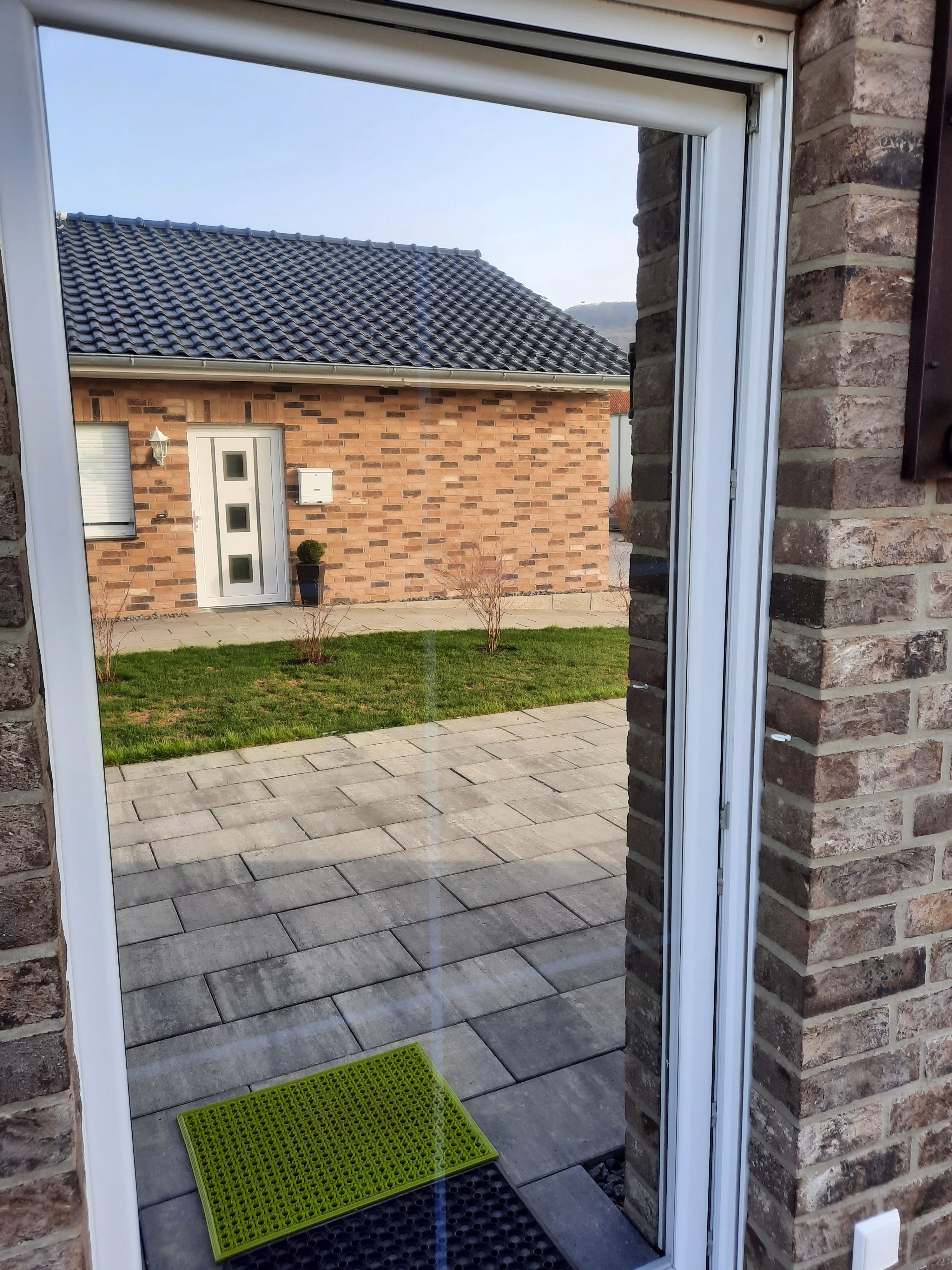 Einseitiger Sichtschutz am Fenster mit Spiegelfolie Einseitiger Sichtschutz am Fenster mit Spiegelfolie