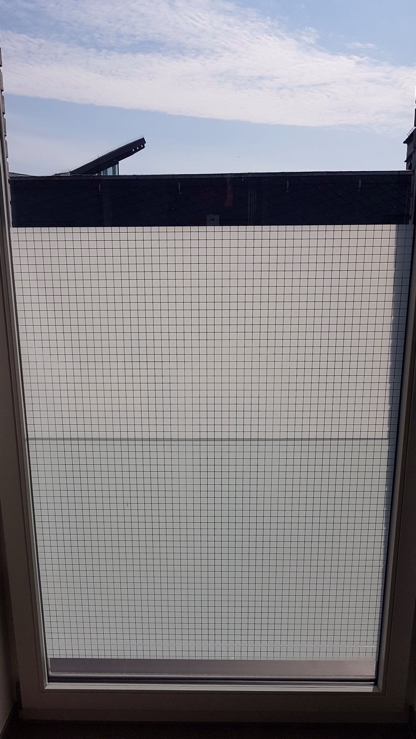 Dekorfolie, weiße Quadrate 19 mm auf einem Fenster