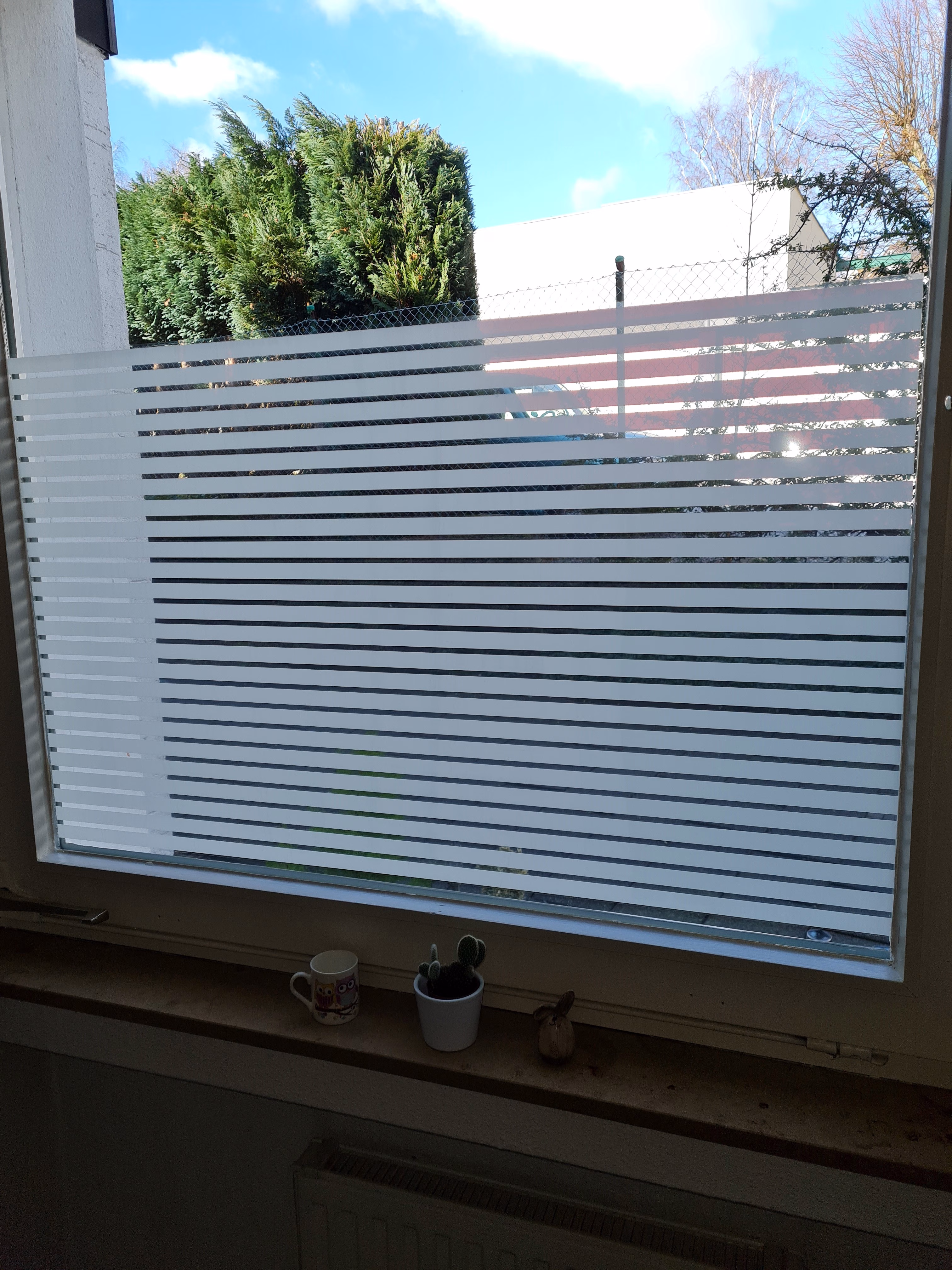 Streifenfolie als Plissee Ersatz am Fenster halbhoch foliert