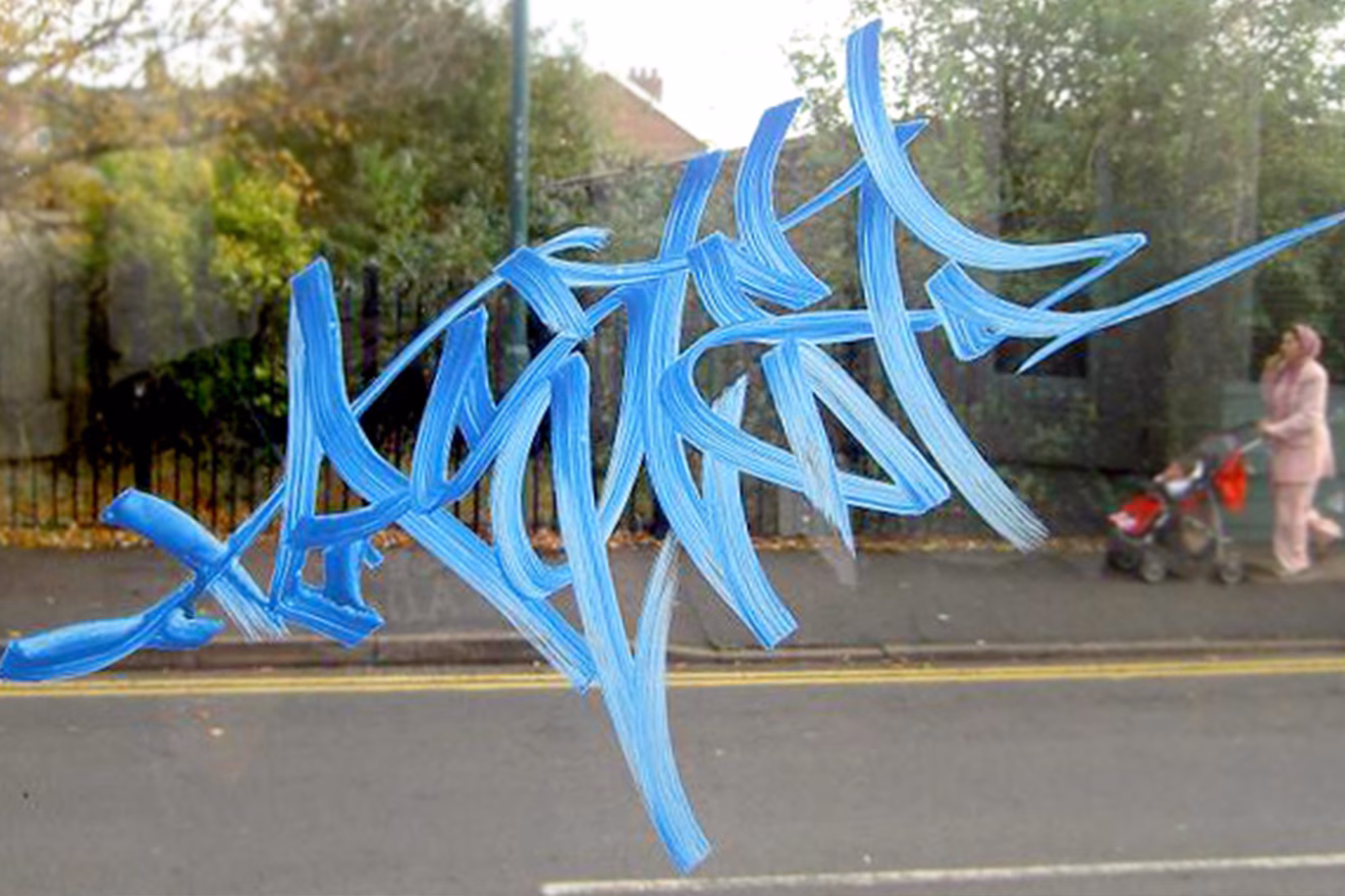 Mit Graffiti beschmierte Fensterscheibe
