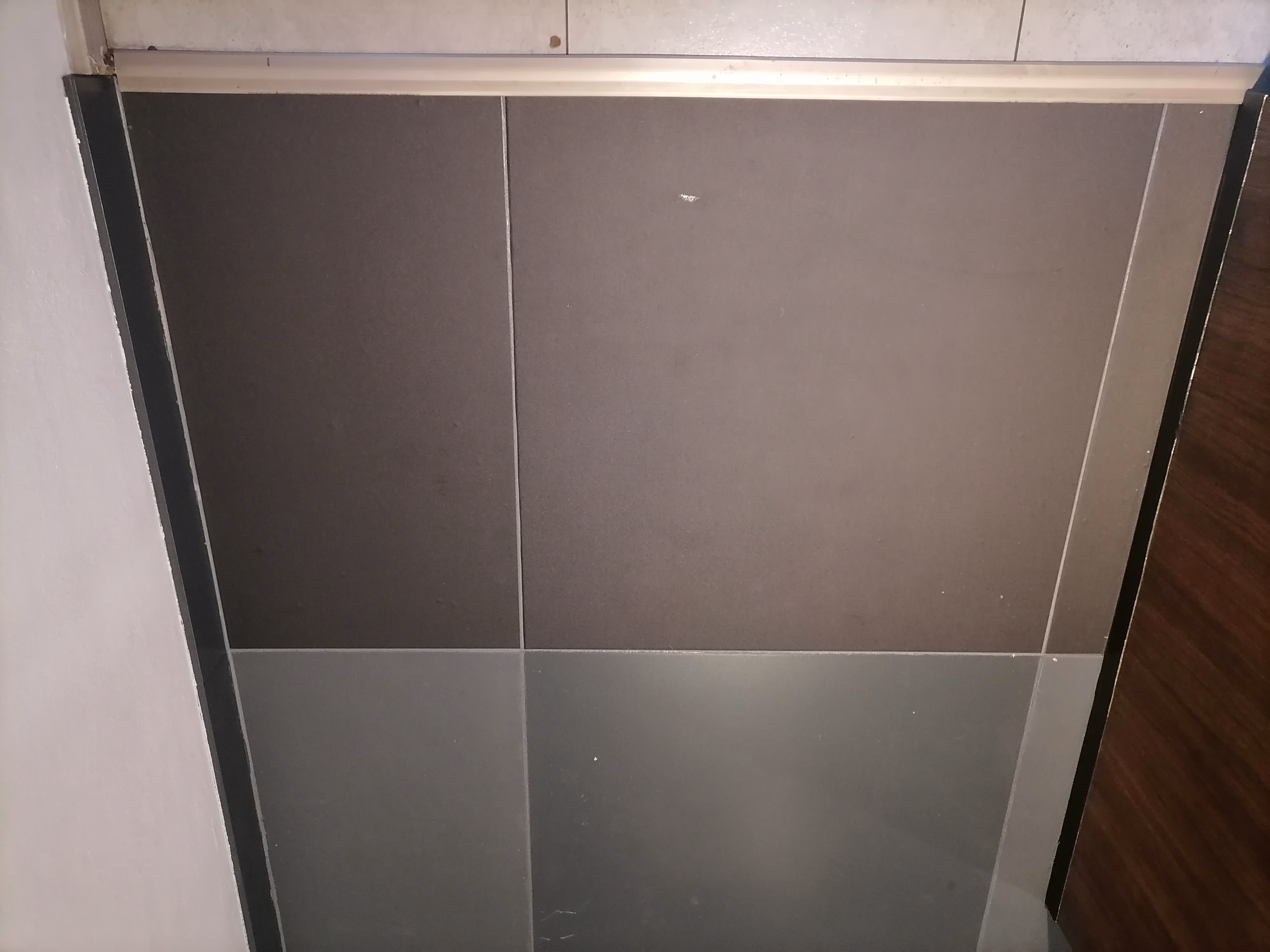 Fliesenfolie im Badezimmer angebracht