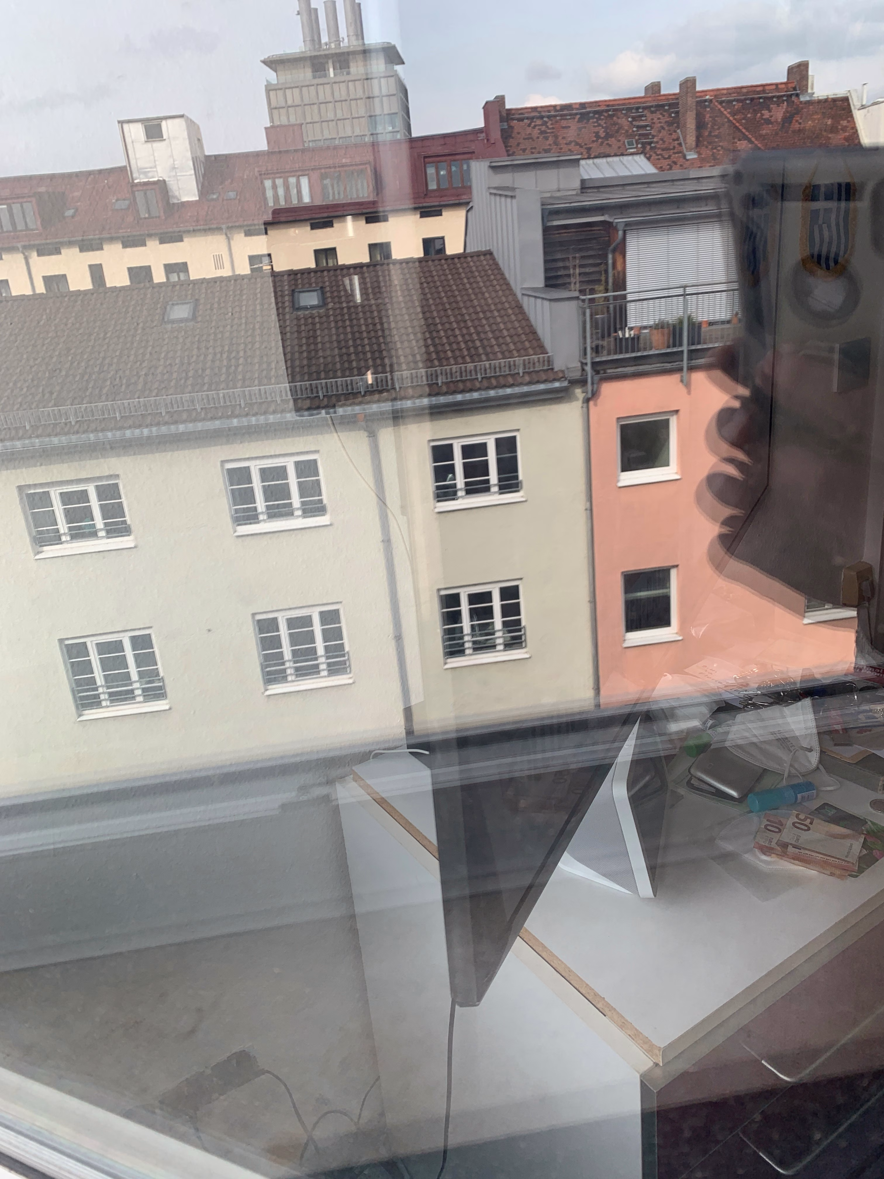 Spiegeleffekt einer Spionspiegelfolie von außen betrachtet Spiegeleffekt einer Spionspiegelfolie von außen betrachtet