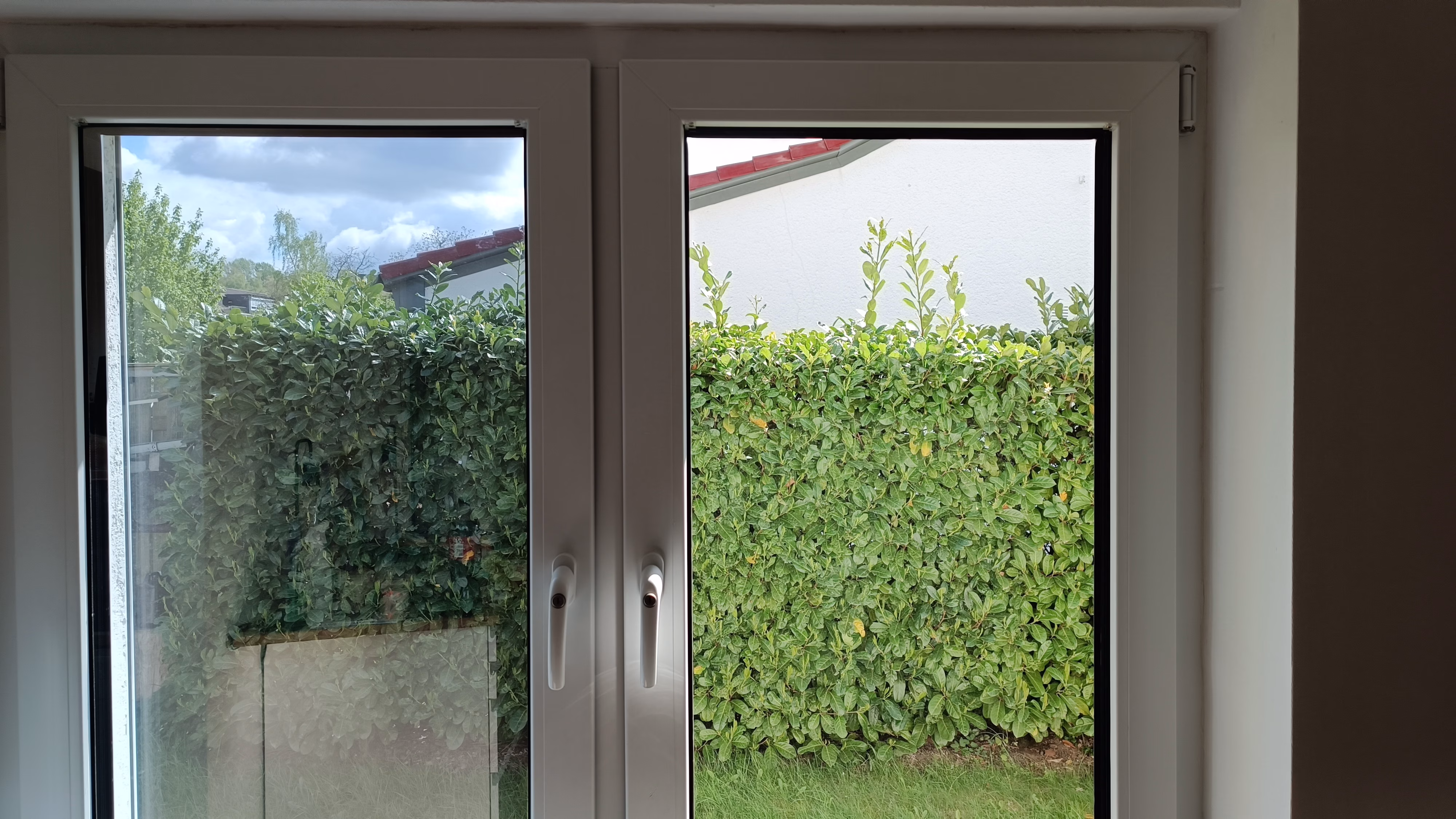Innenansicht linkes Fenster mit Spionspiegelfolie in silber Innenansicht linkes Fenster mit Spionspiegelfolie in silber
