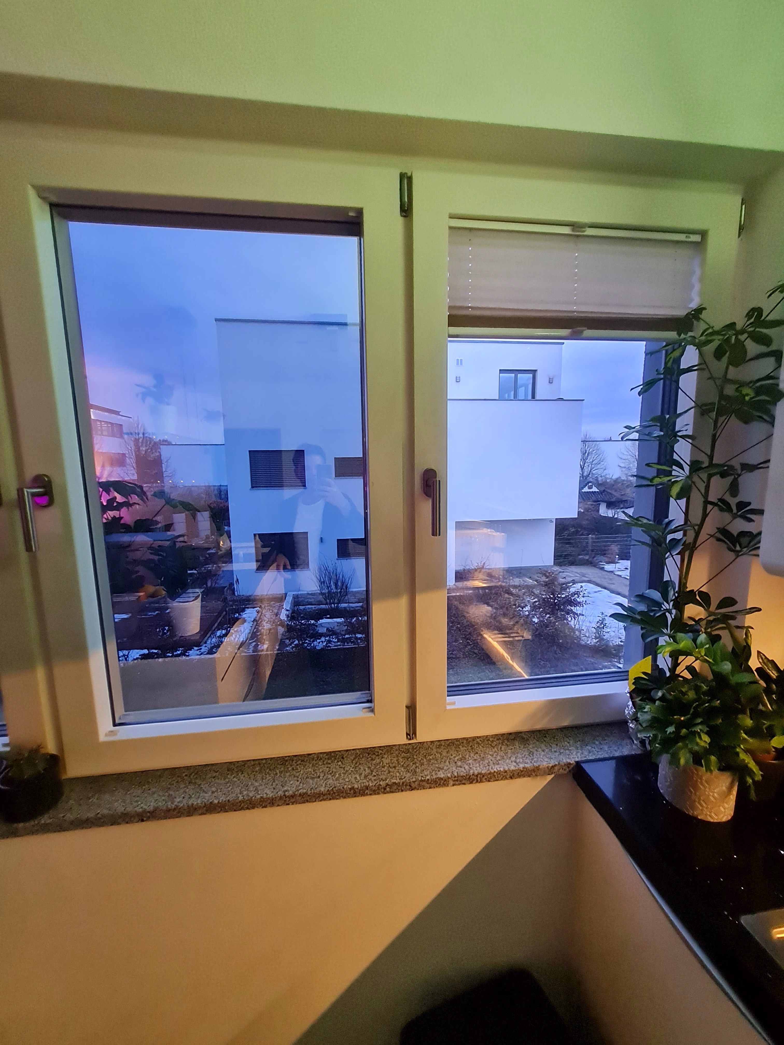 Innenansicht einer silbernen Spiegelfolie Innenansicht einer silbernen Spiegelfolie