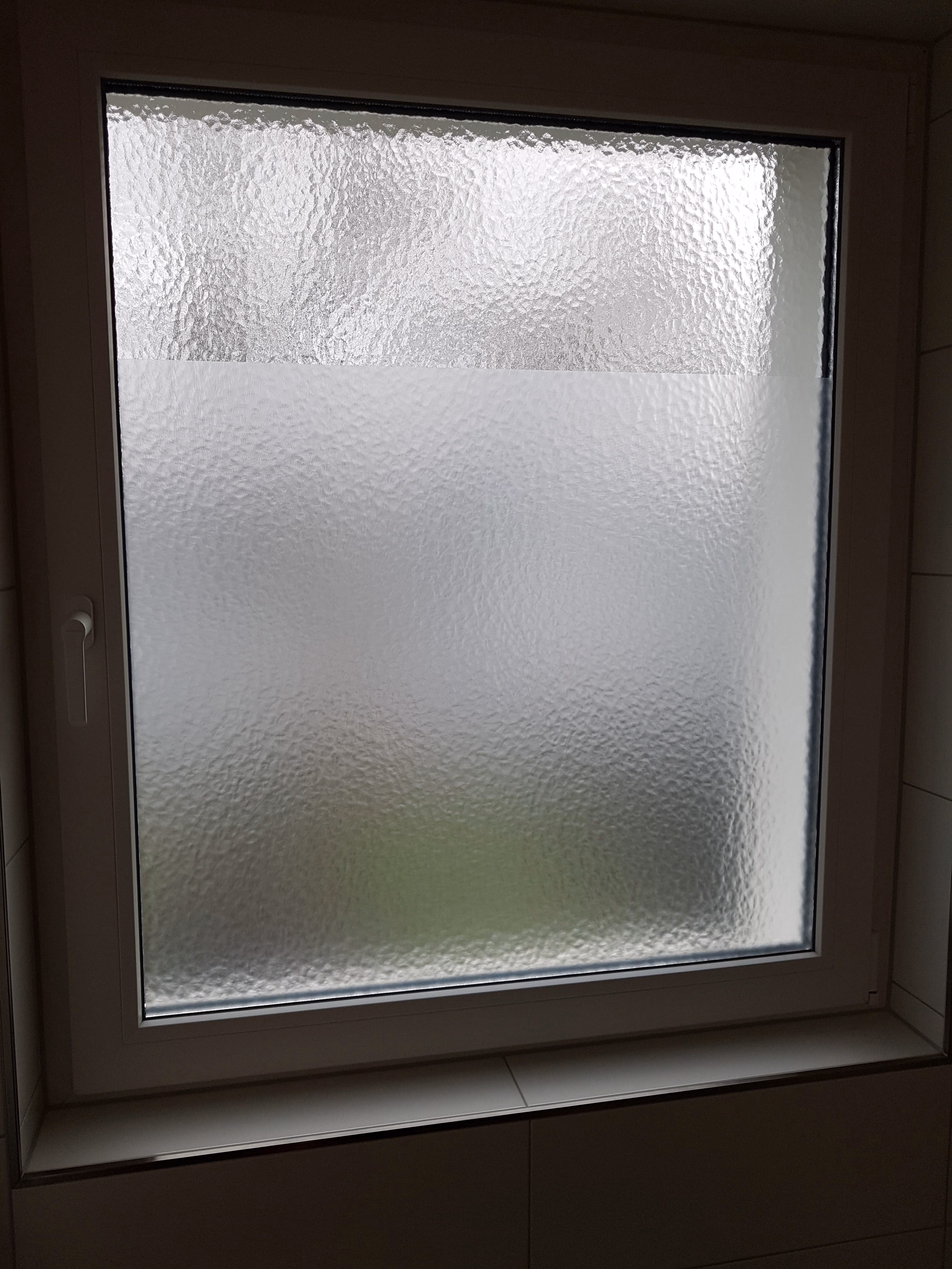 Antibakterielle Folie weiß matt bei Dunkelheit von außen fotografiert