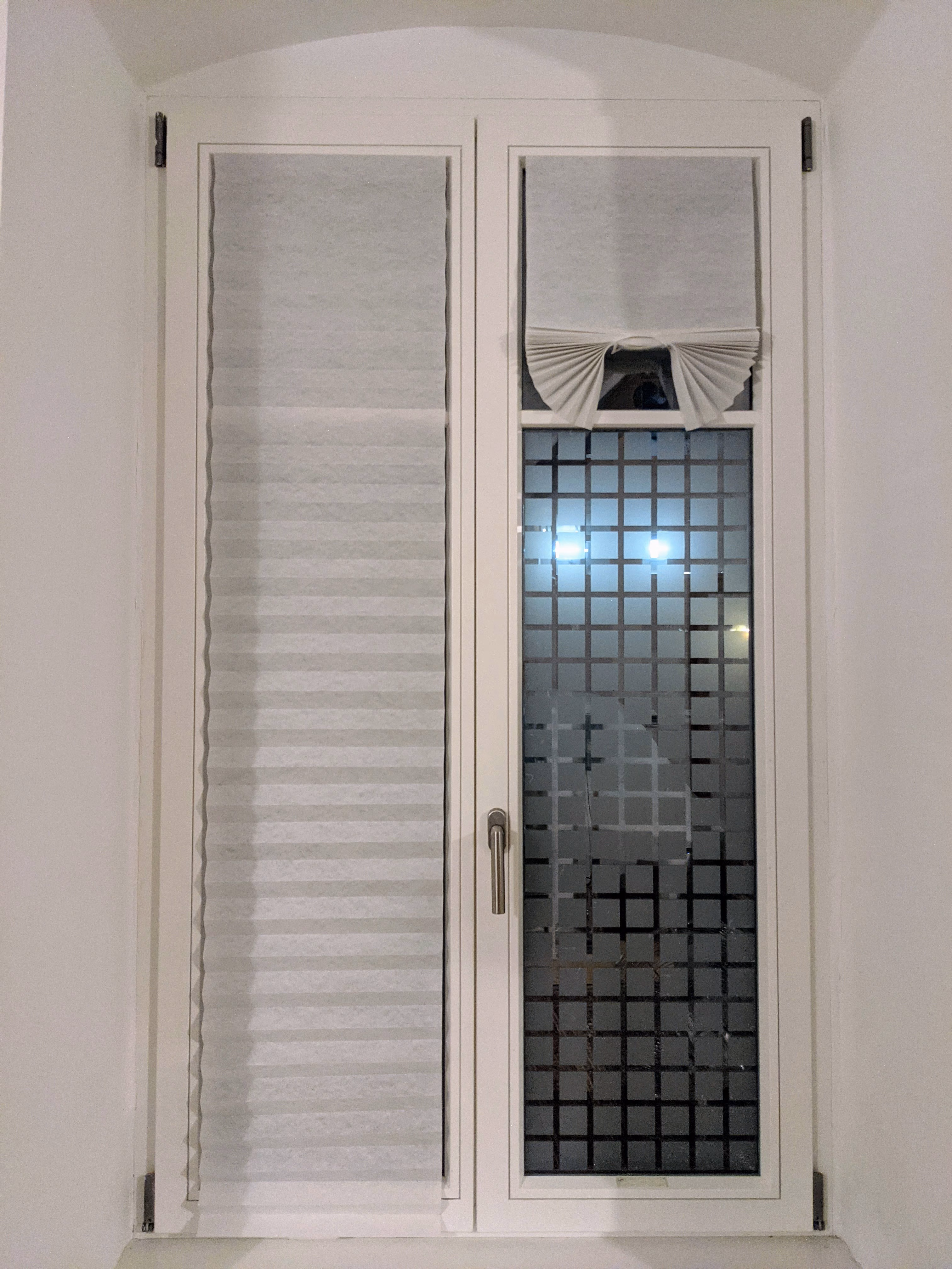 Sichtschutzfolie mit Quadraten auf einem Doppelfenster foliert