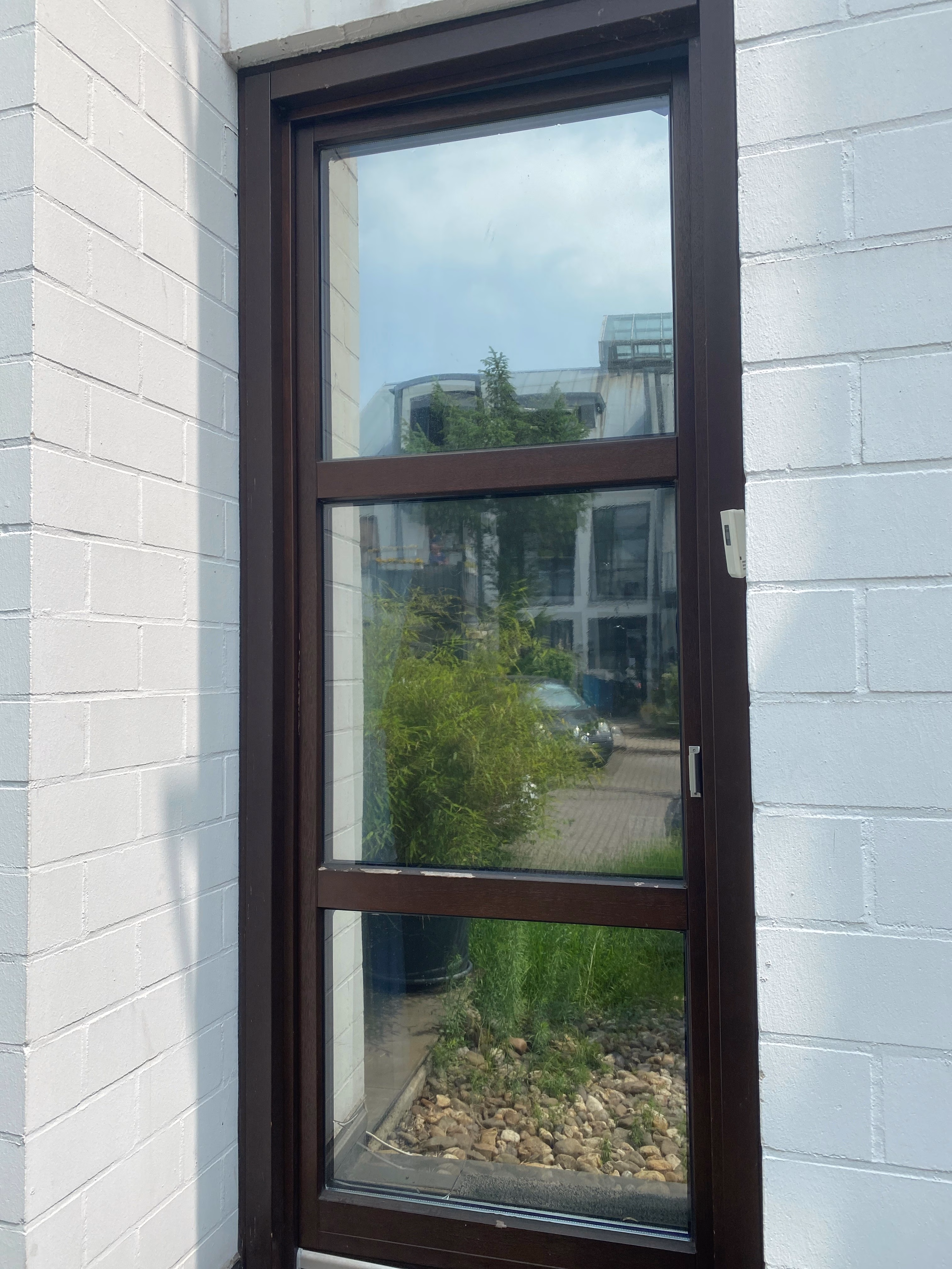 verspiegelte Scheibe mit Fensterfolie verspiegelte Scheibe mit Fensterfolie