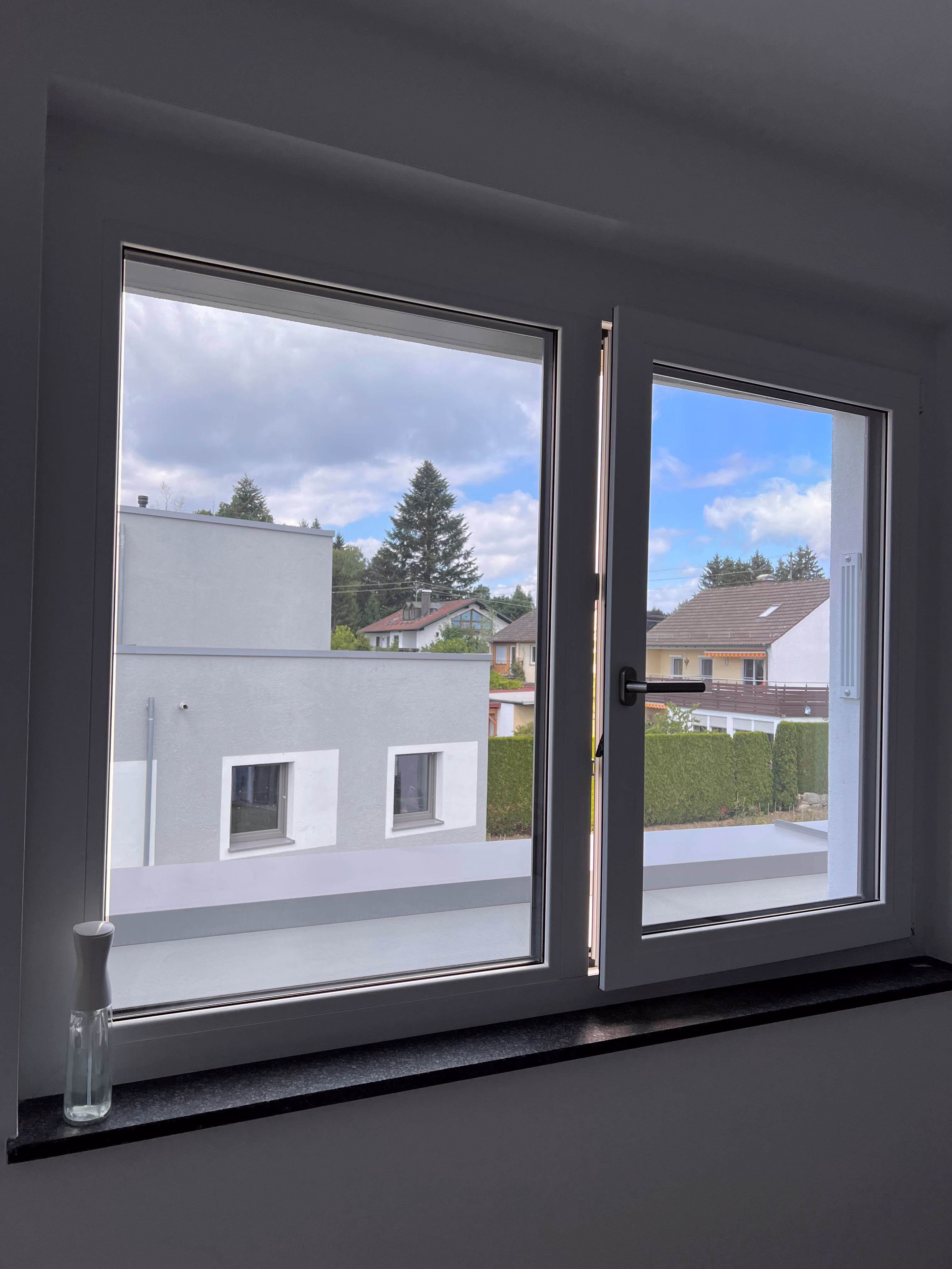 Sichtschutz am Tag mit verspiegelter Fensterfolie Sichtschutz am Tag mit verspiegelter Fensterfolie