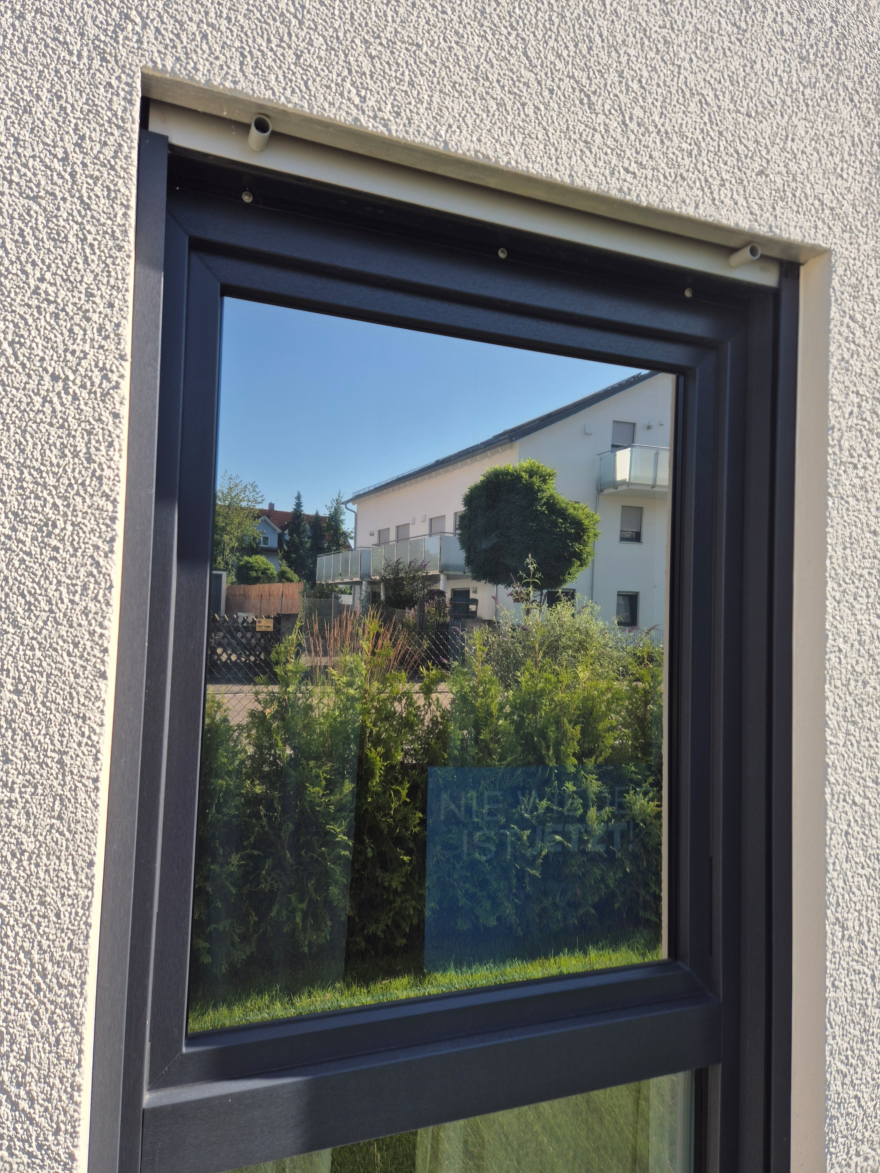 Spion-Spiegelfolie Prolight auf einem Außenfenster Spion-Spiegelfolie Prolight auf einem Außenfenster