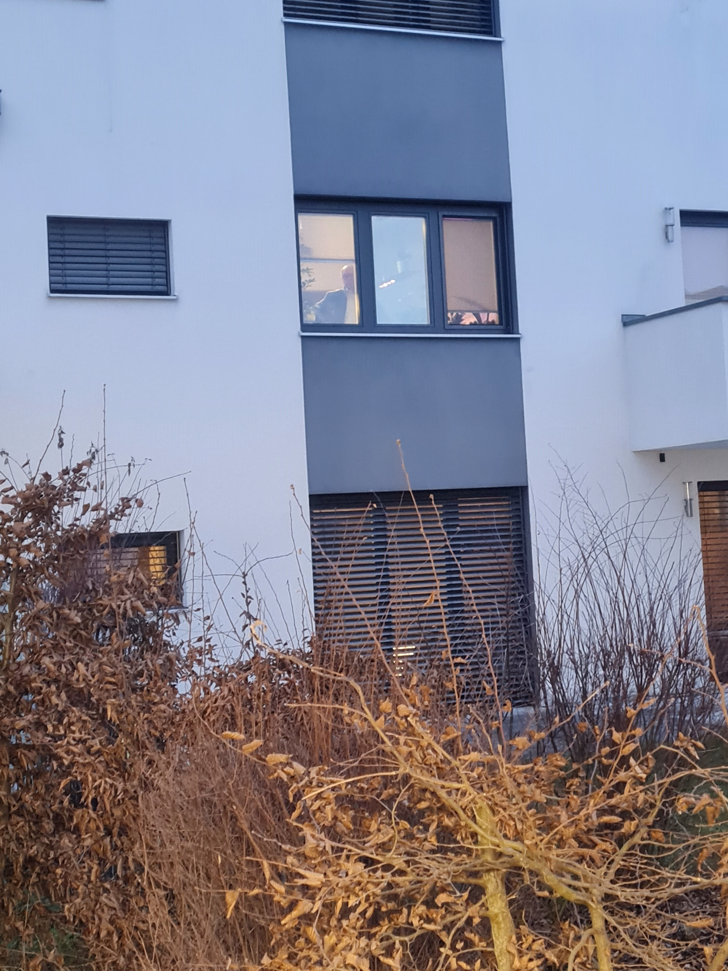 Außenansicht einer silbernen Spiegelfolie Außenansicht einer silbernen Spiegelfolie