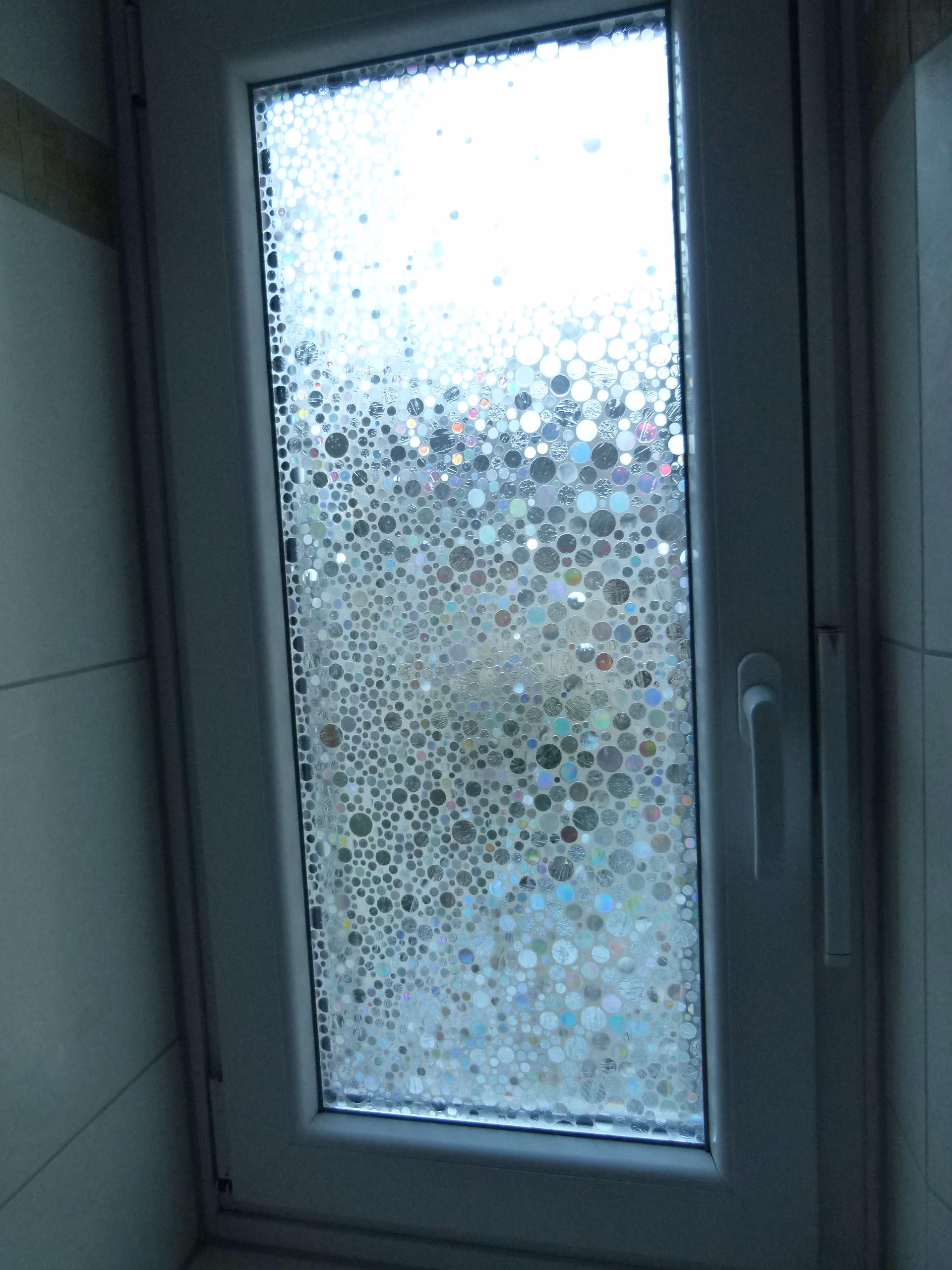 Kleberlose Folie in Perlen- Glanzoptik die für ein tolles Bild im Raum sorgt.