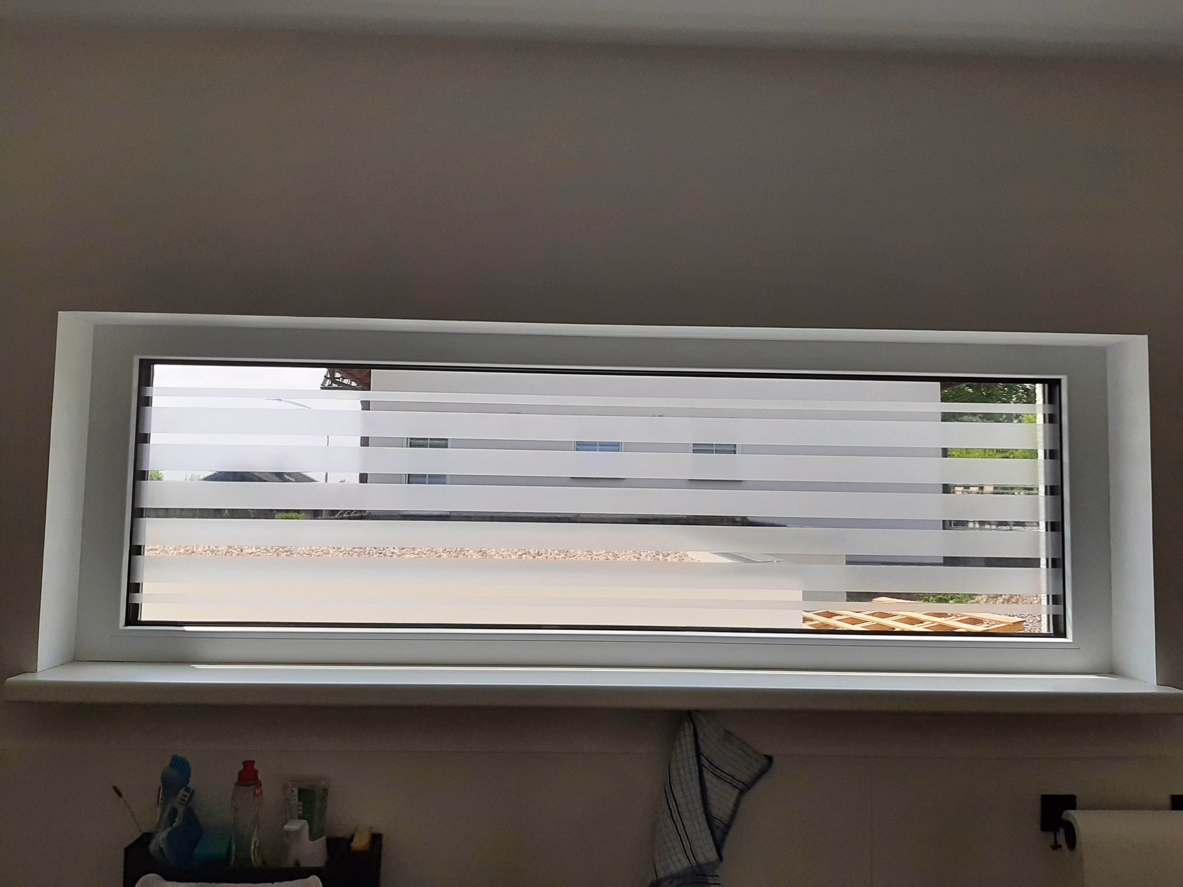 Streifenfolie transparent weiß auf einem Küchenfenster Streifenfolie transparent weiß auf einem Küchenfenster