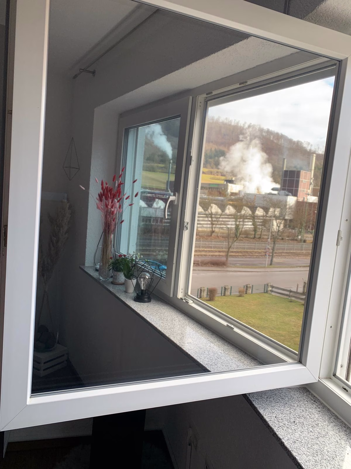 Flügelfenster verspiegelt mit Spionspiegelfolie in silber dunkel Flügelfenster verspiegelt mit Spionspiegelfolie in silber dunkel