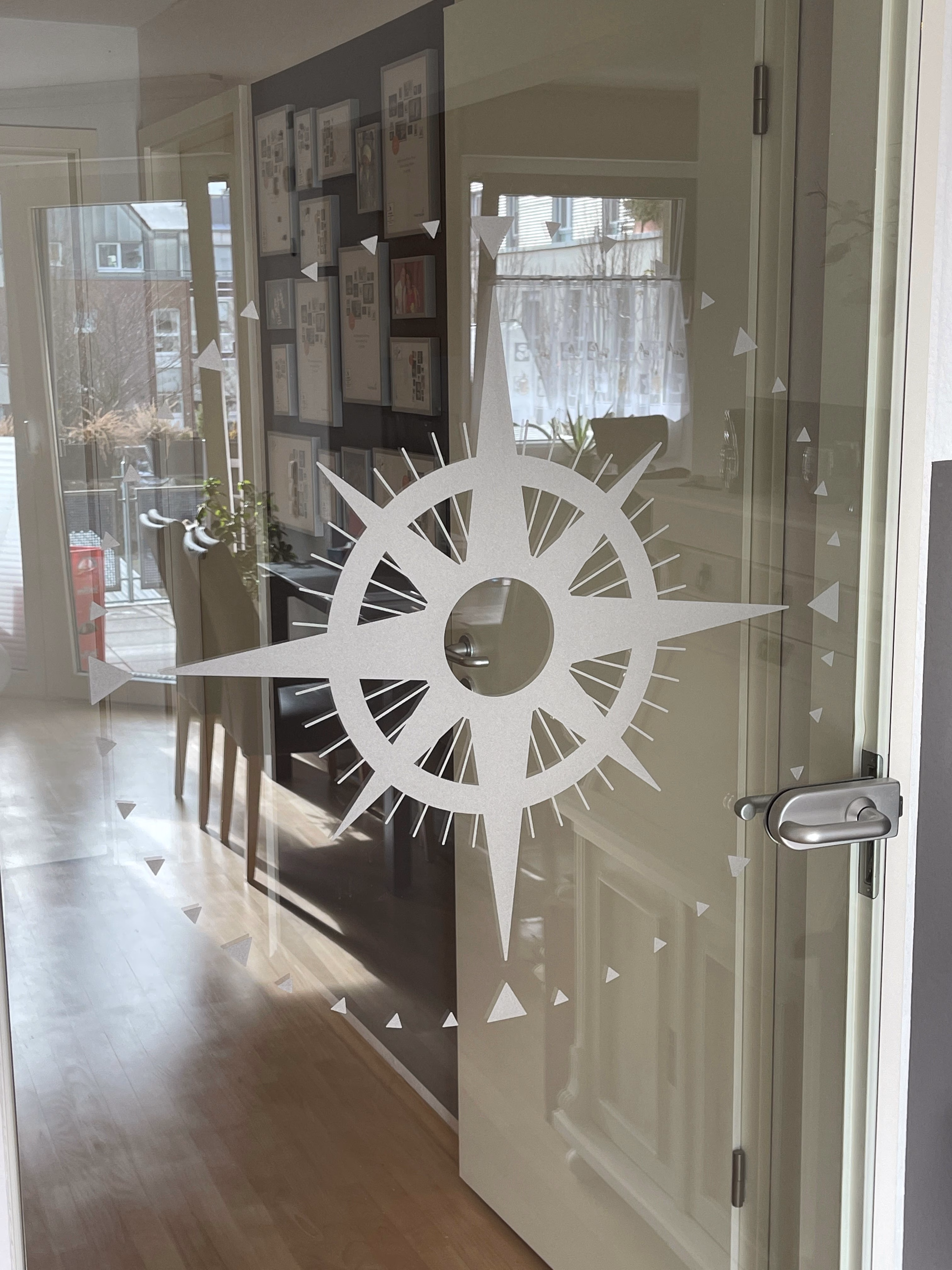 Fenstertattoo Kompass auf einer Glastür