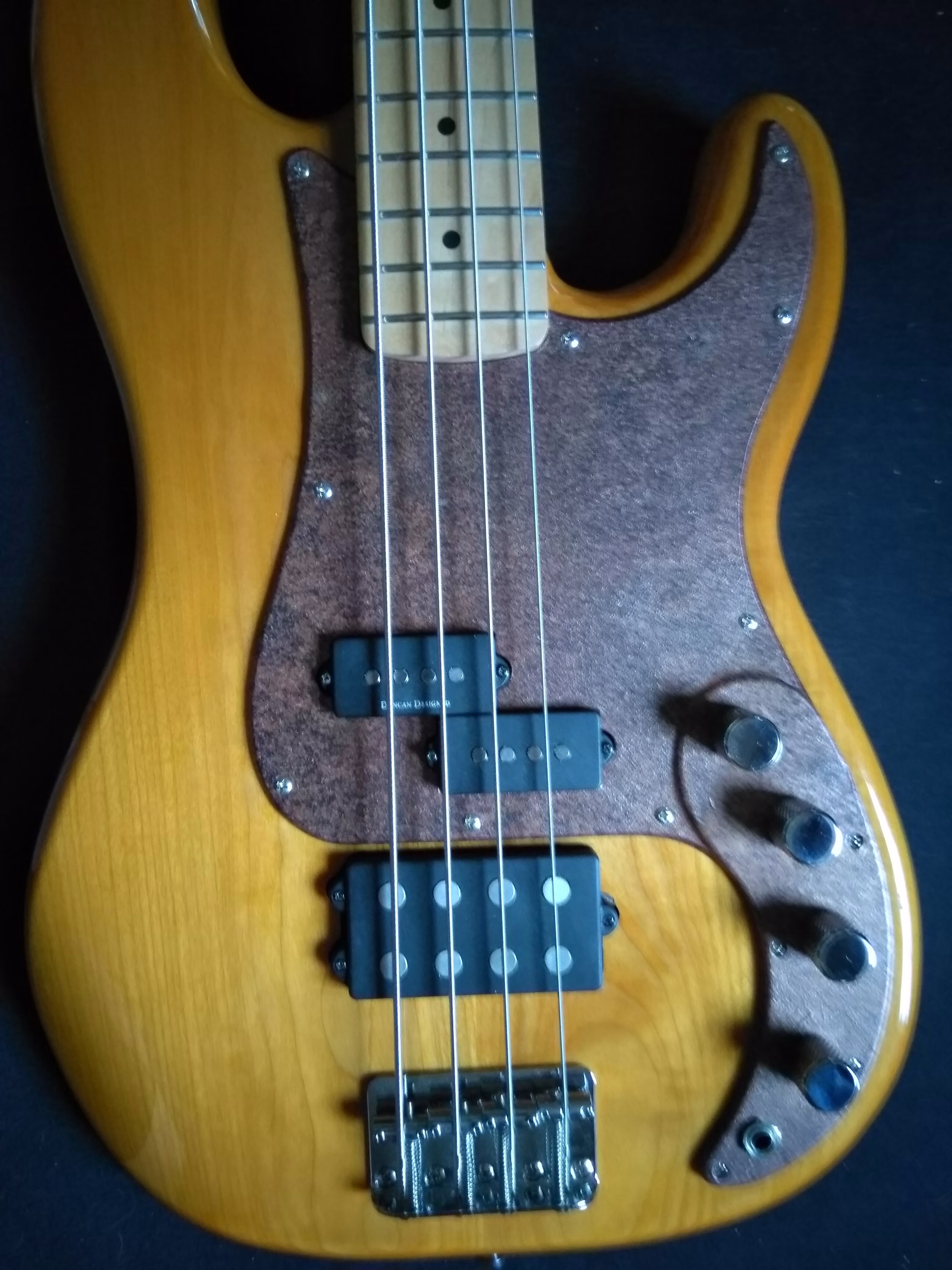 kupferfarbene Klebefolie auf E-Bass